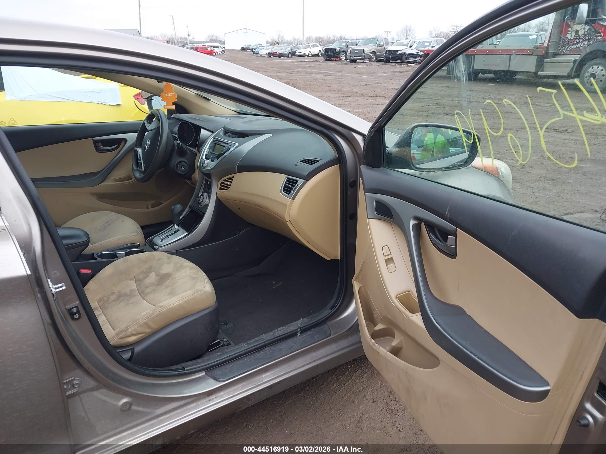 HYUNDAI ELANTRA image 5