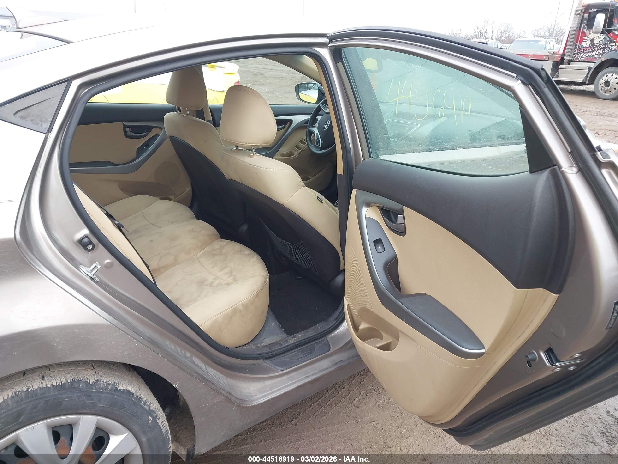 HYUNDAI ELANTRA image 8