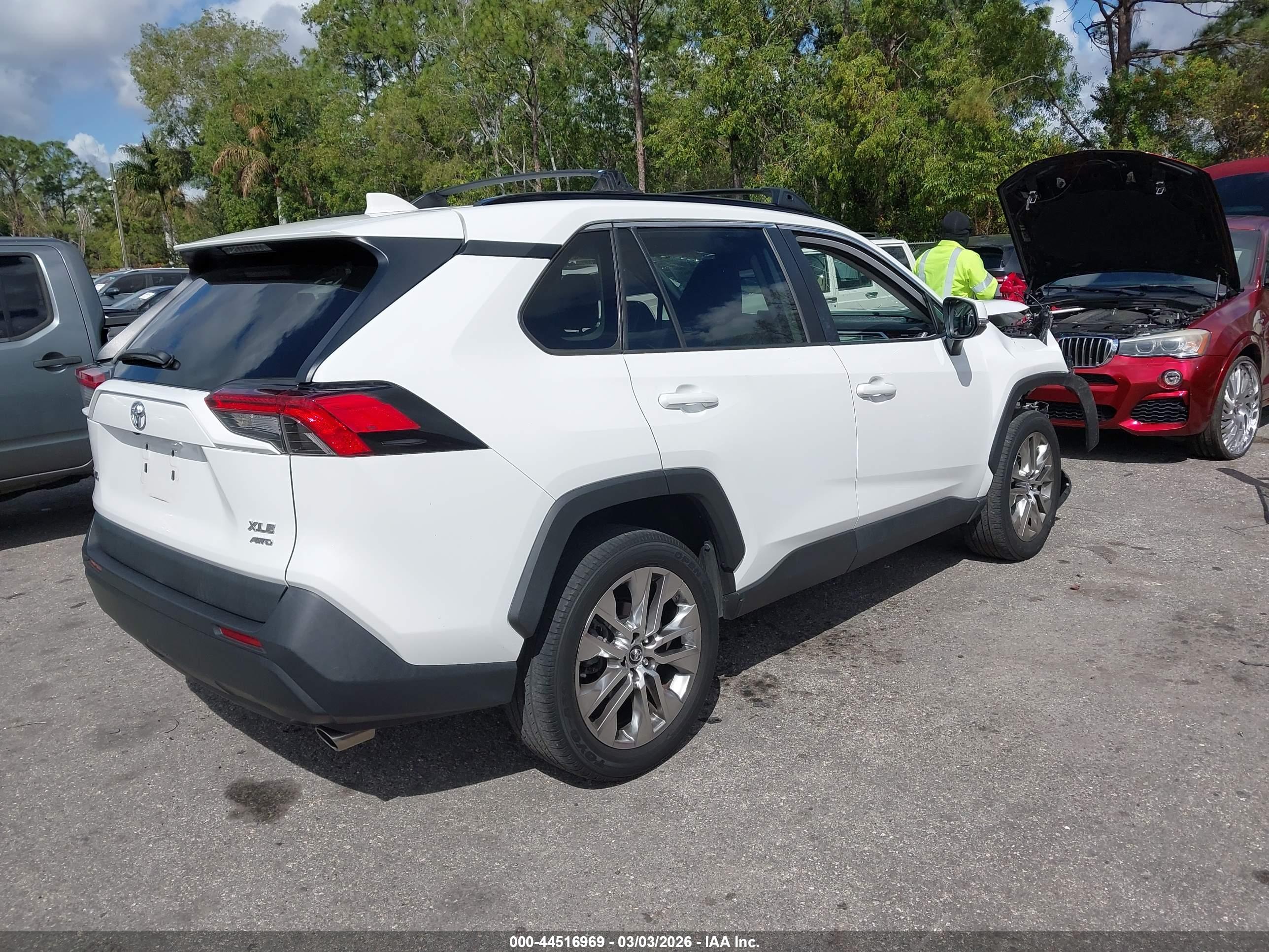 TOYOTA RAV4 image 4