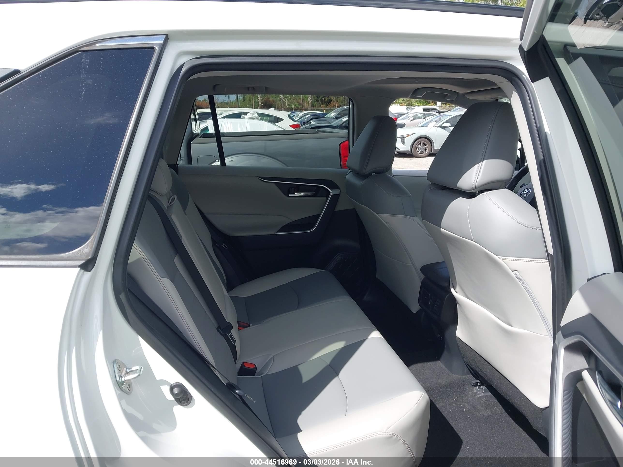 TOYOTA RAV4 image 8