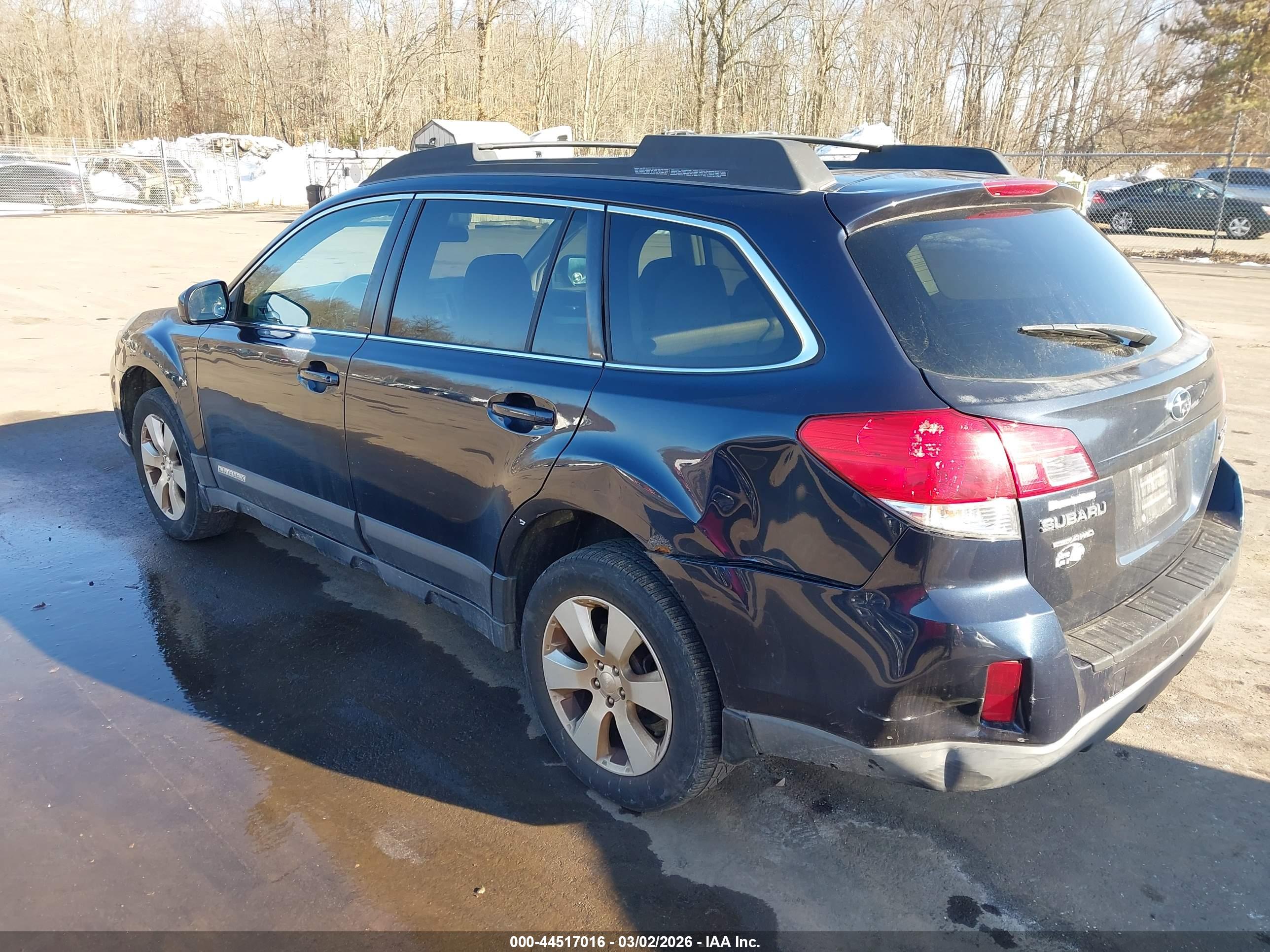 SUBARU OUTBACK image 3