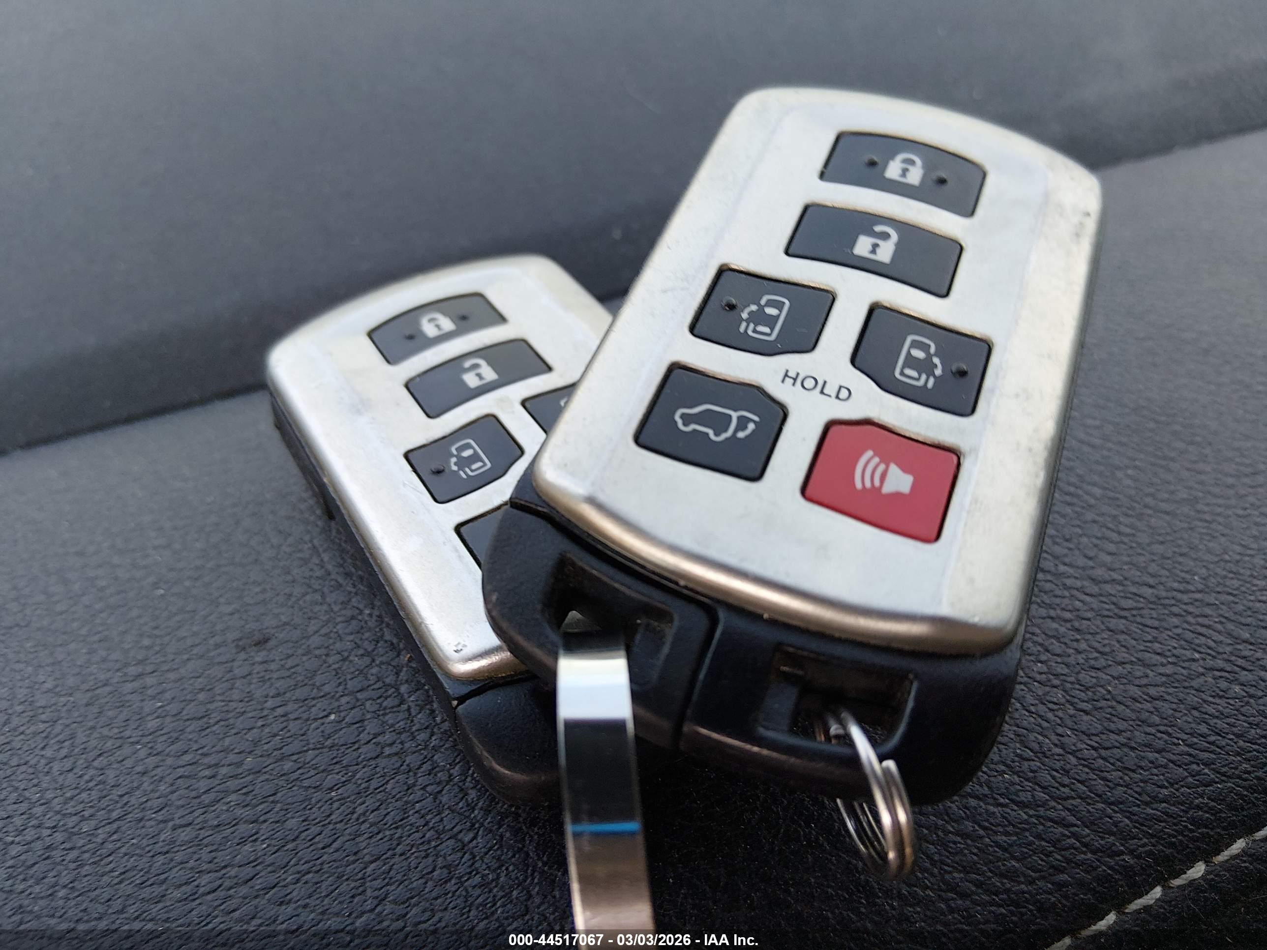 TOYOTA SIENNA image 11