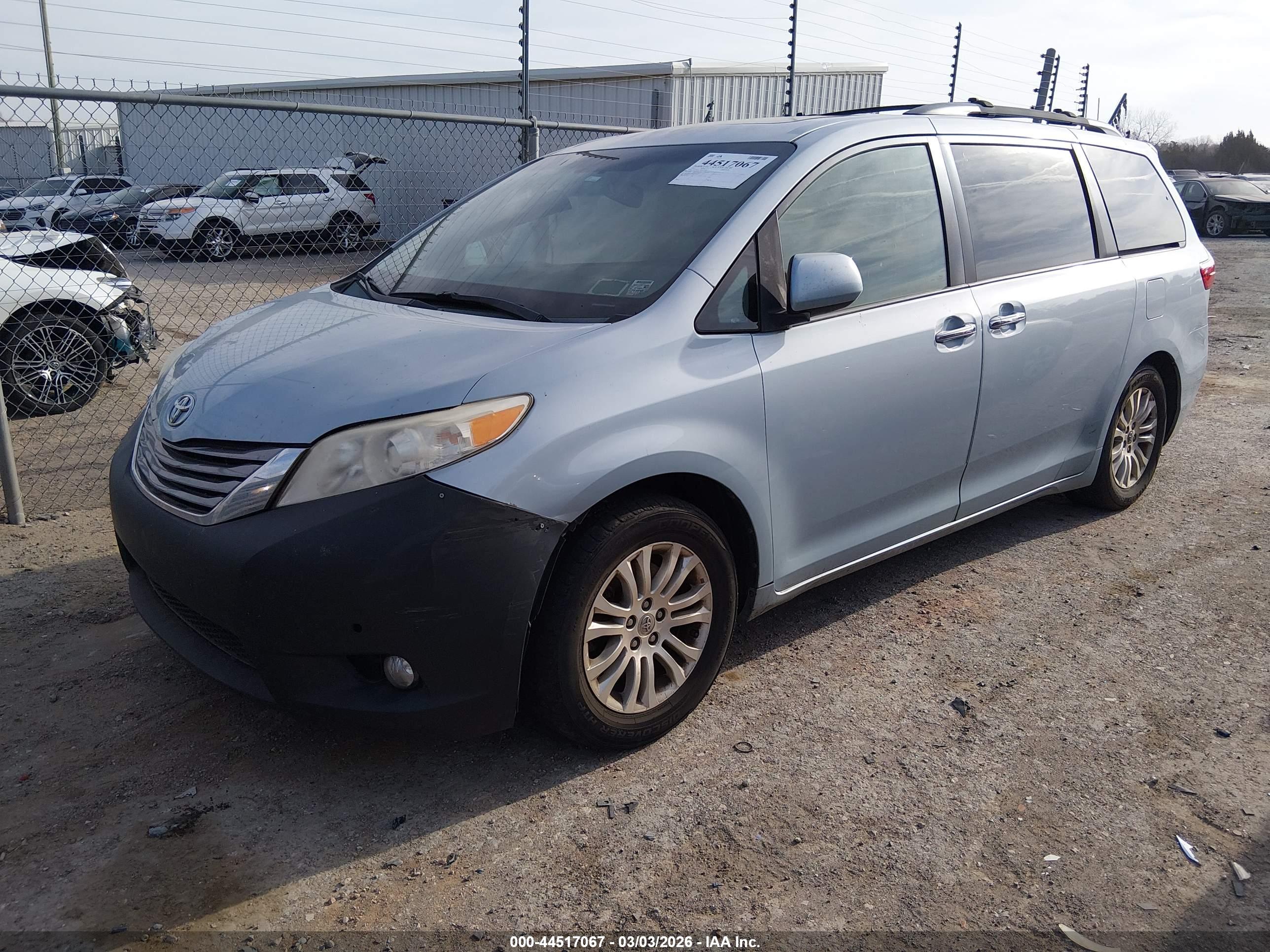 TOYOTA SIENNA image 2