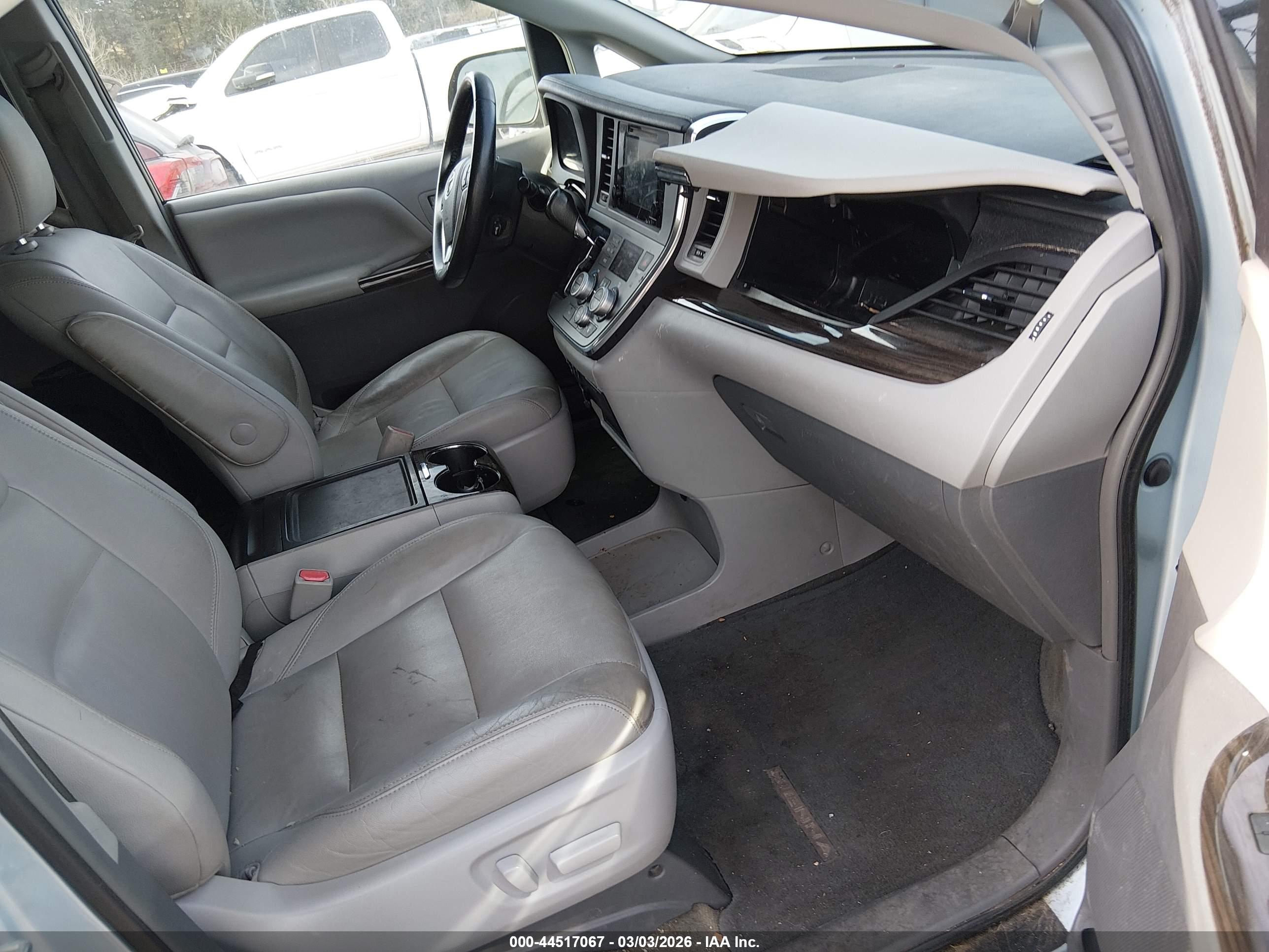 TOYOTA SIENNA image 5