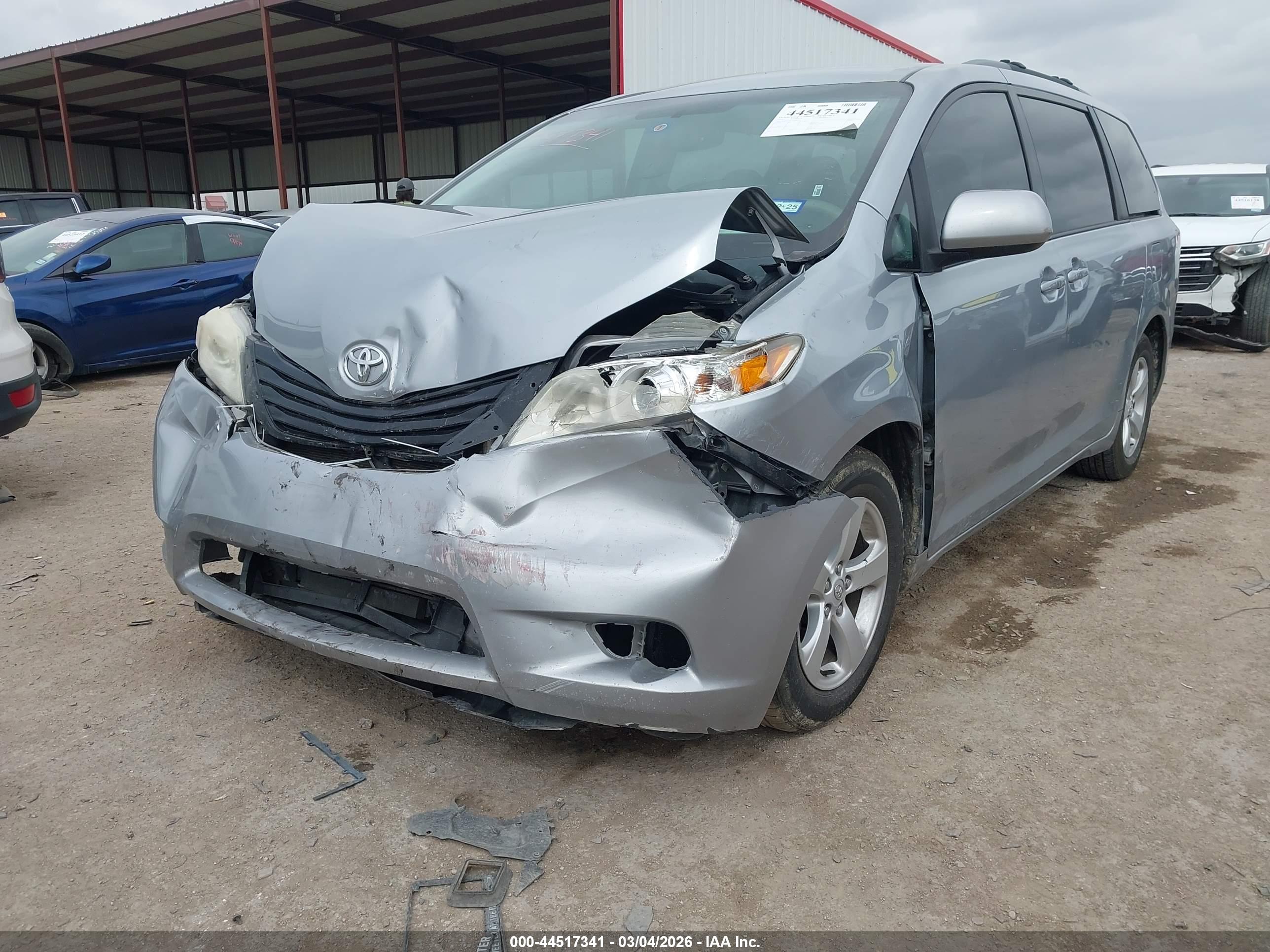 TOYOTA SIENNA image 2