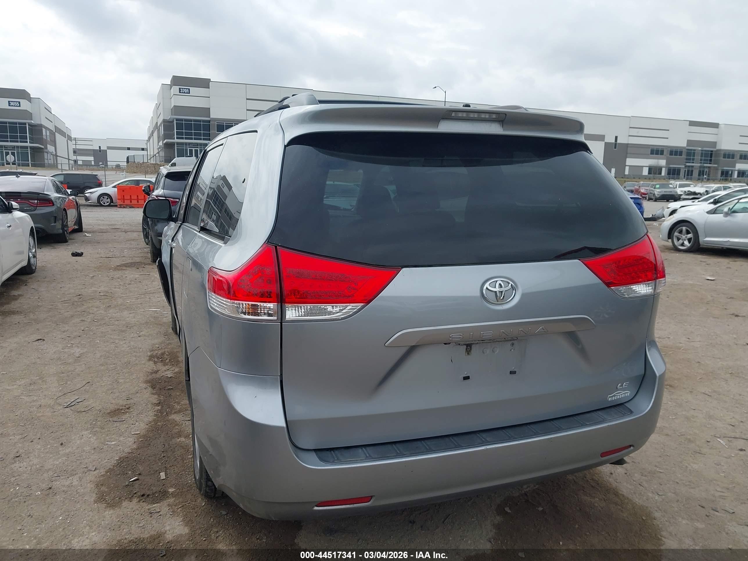 TOYOTA SIENNA image 3