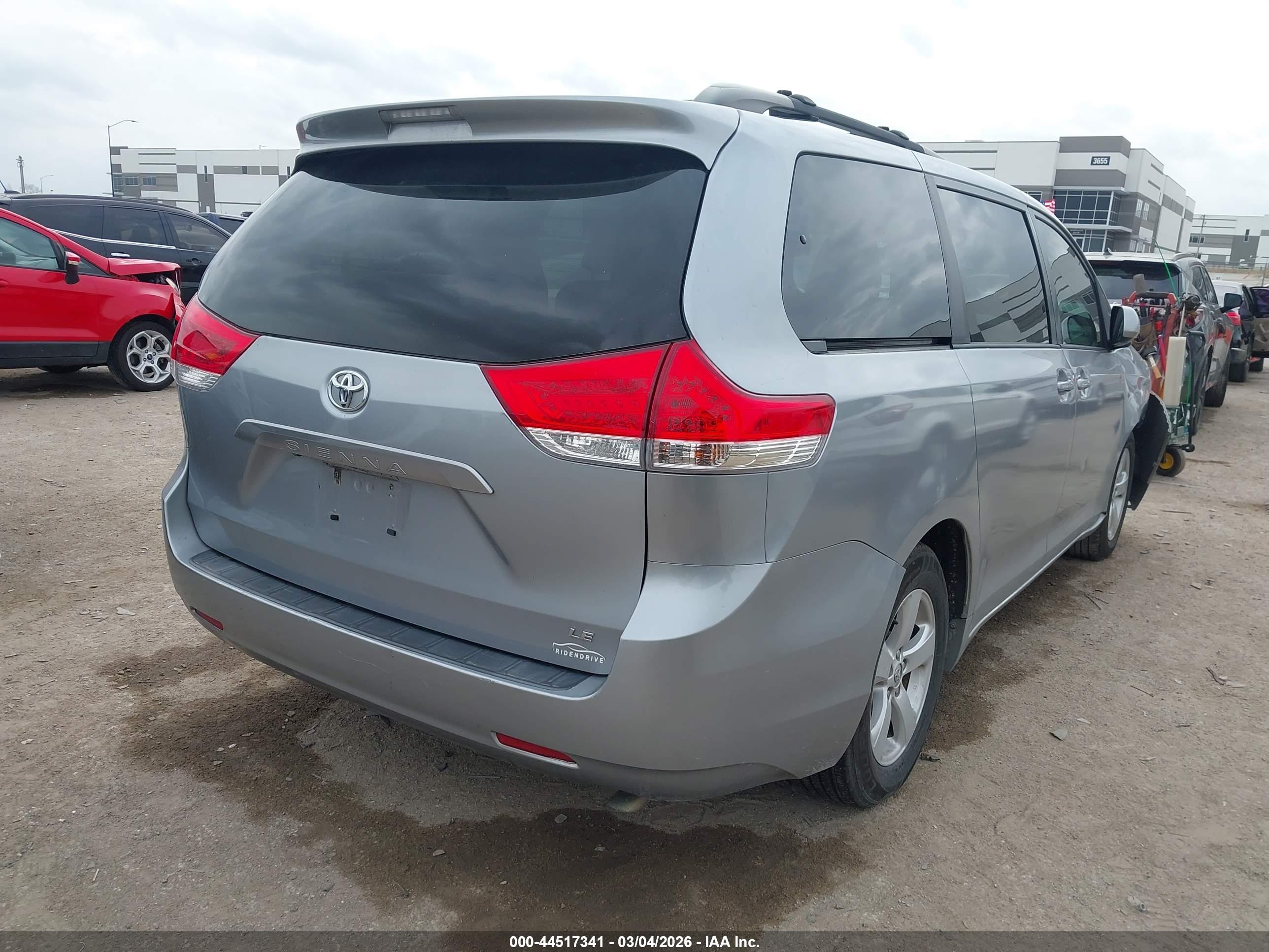 TOYOTA SIENNA image 4