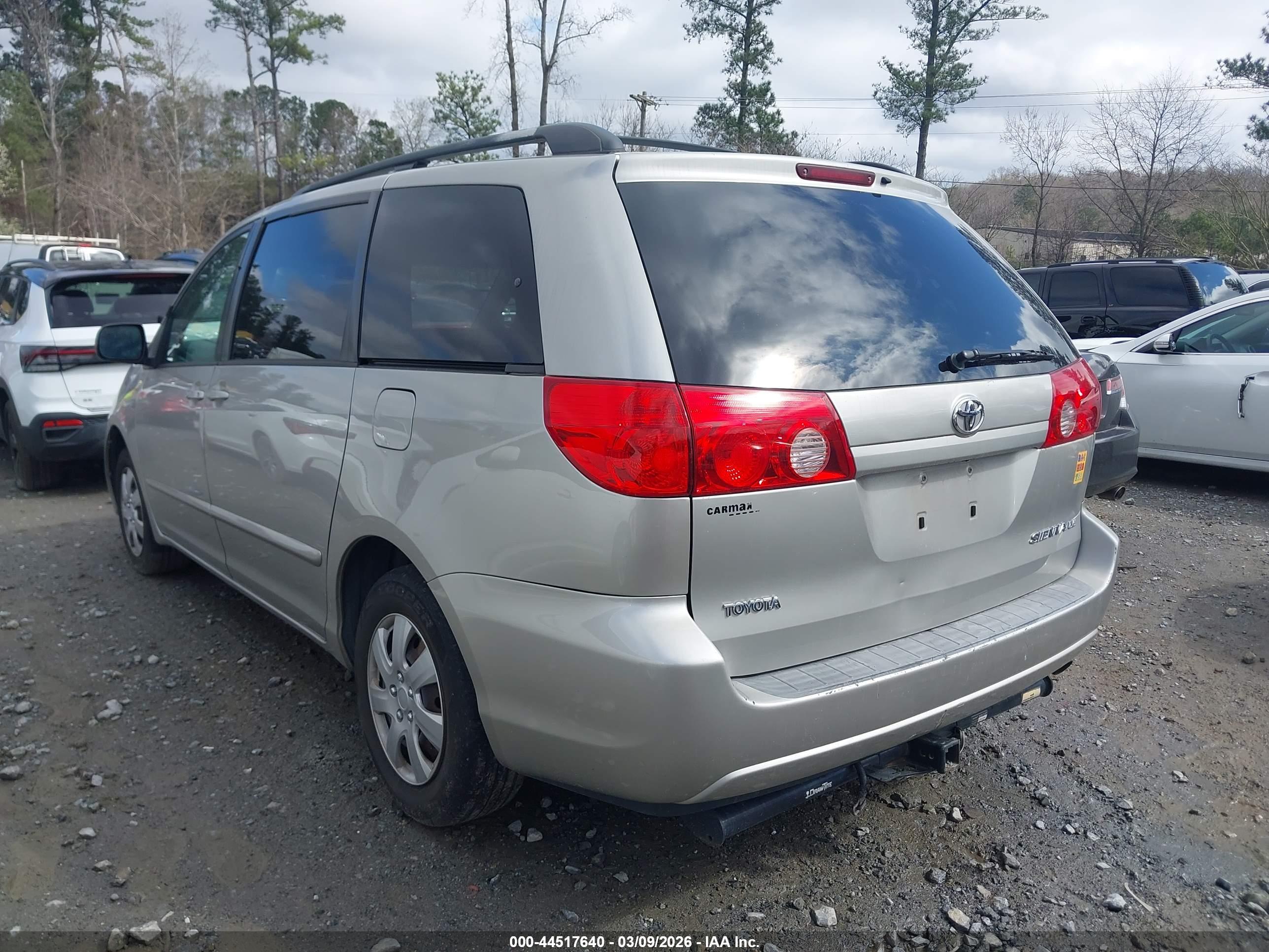TOYOTA SIENNA image 3