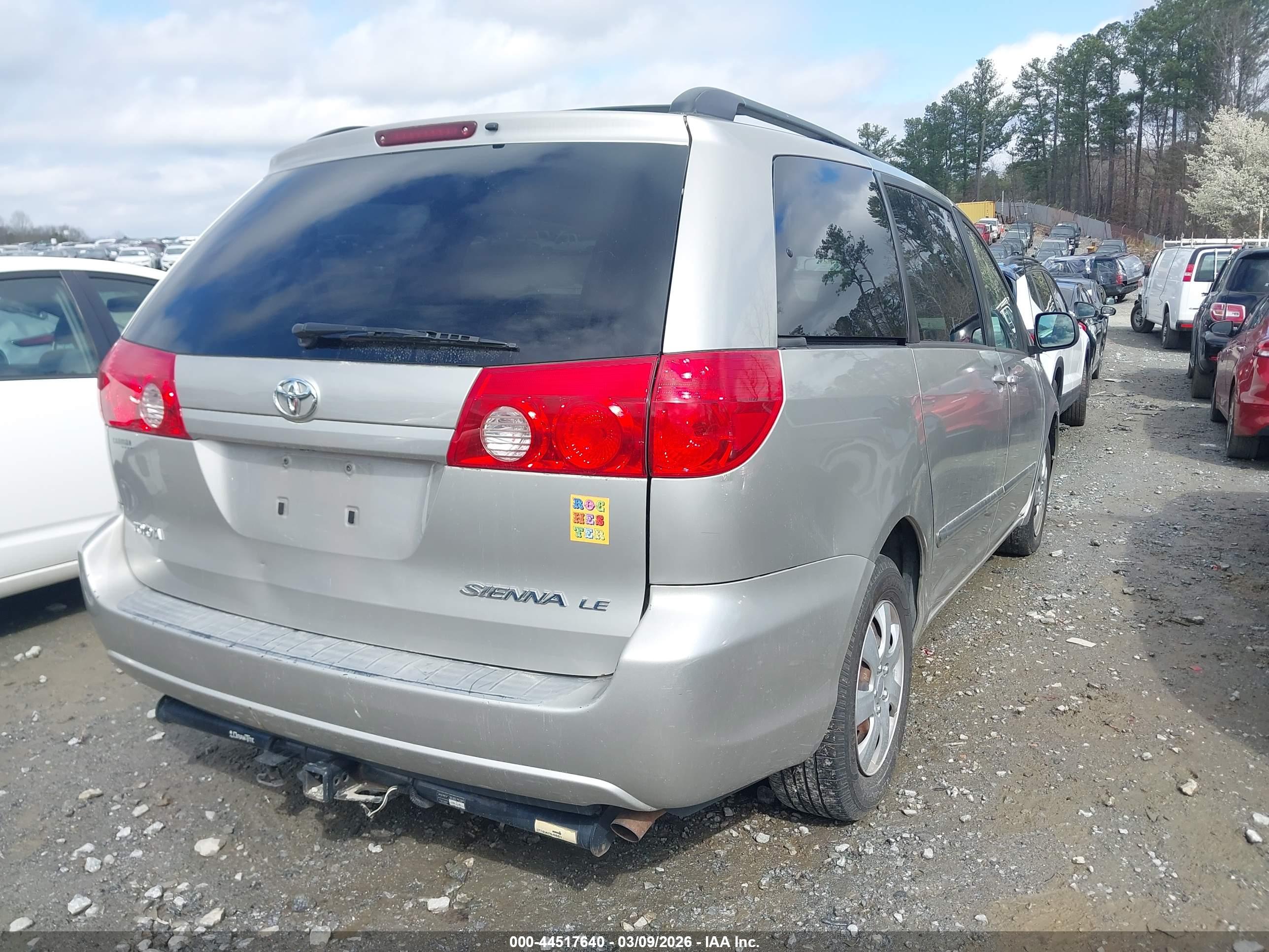 TOYOTA SIENNA image 4