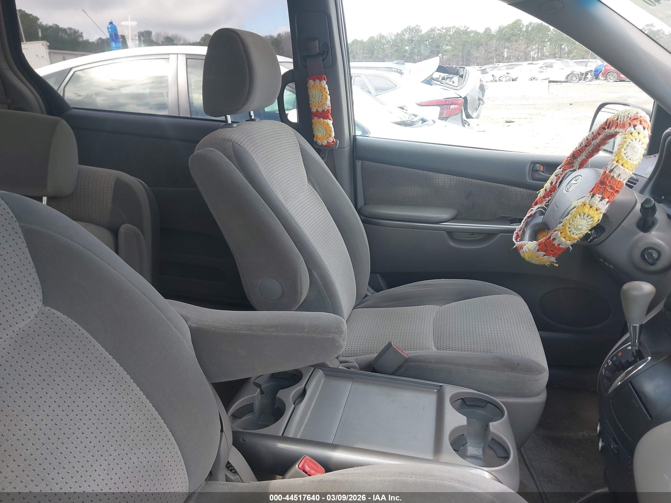 TOYOTA SIENNA image 5