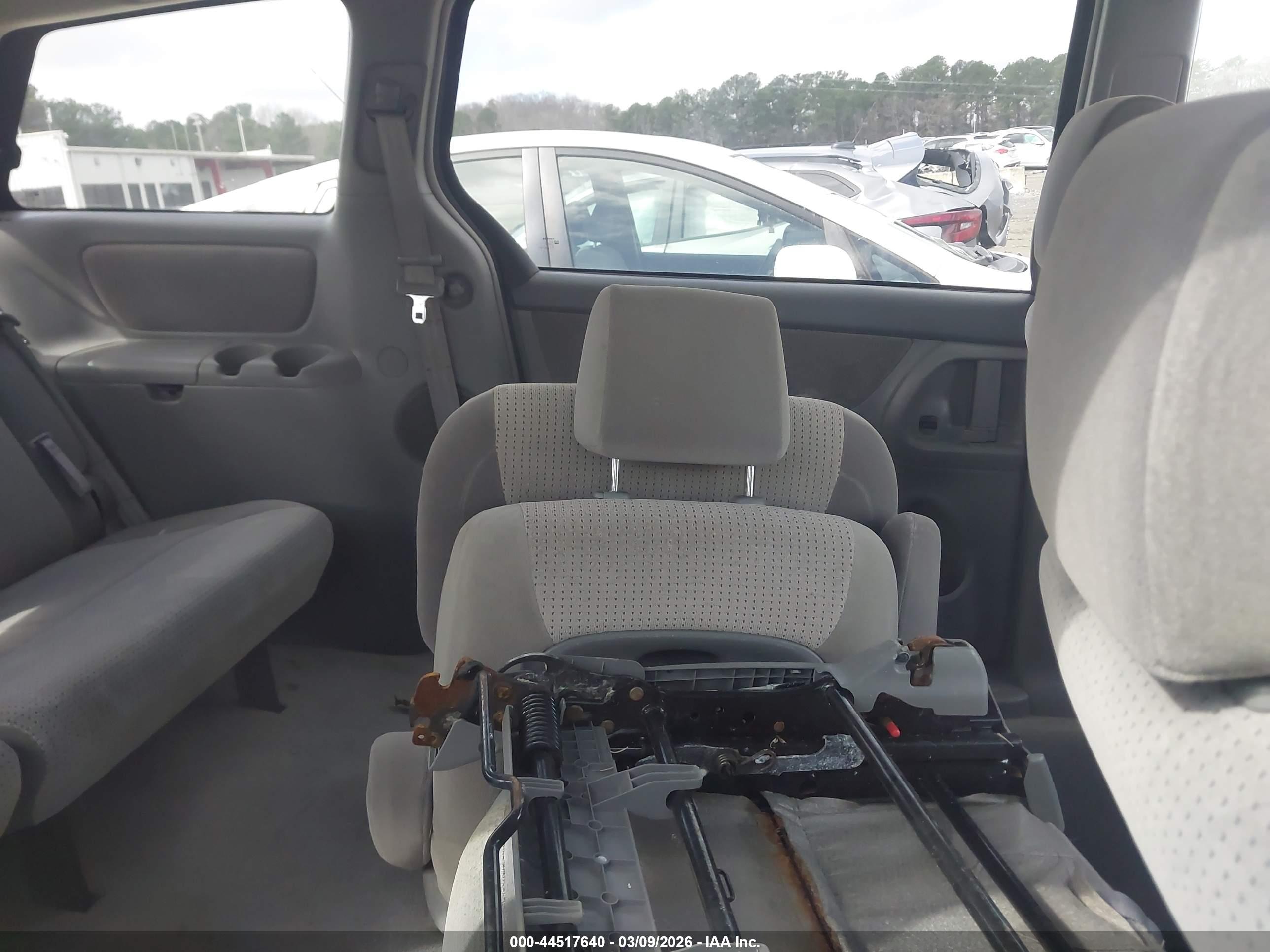 TOYOTA SIENNA image 8