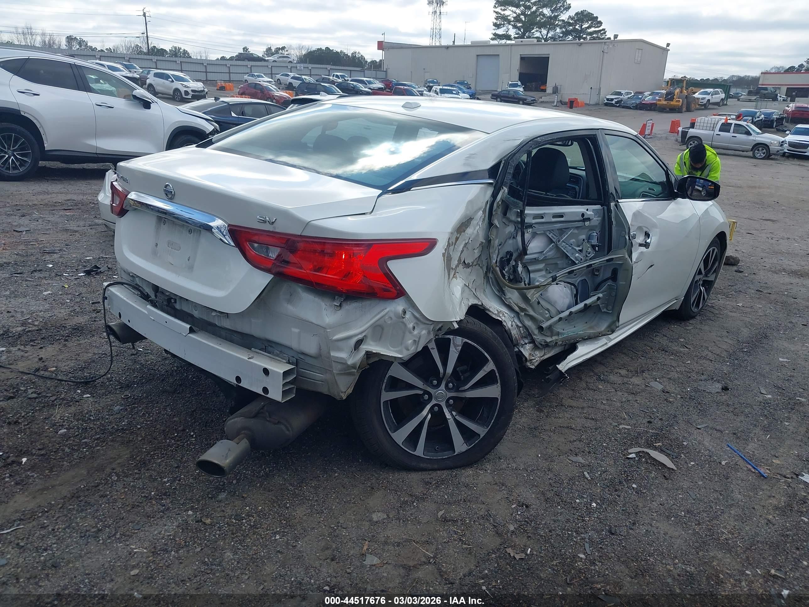 NISSAN MAXIMA image 4