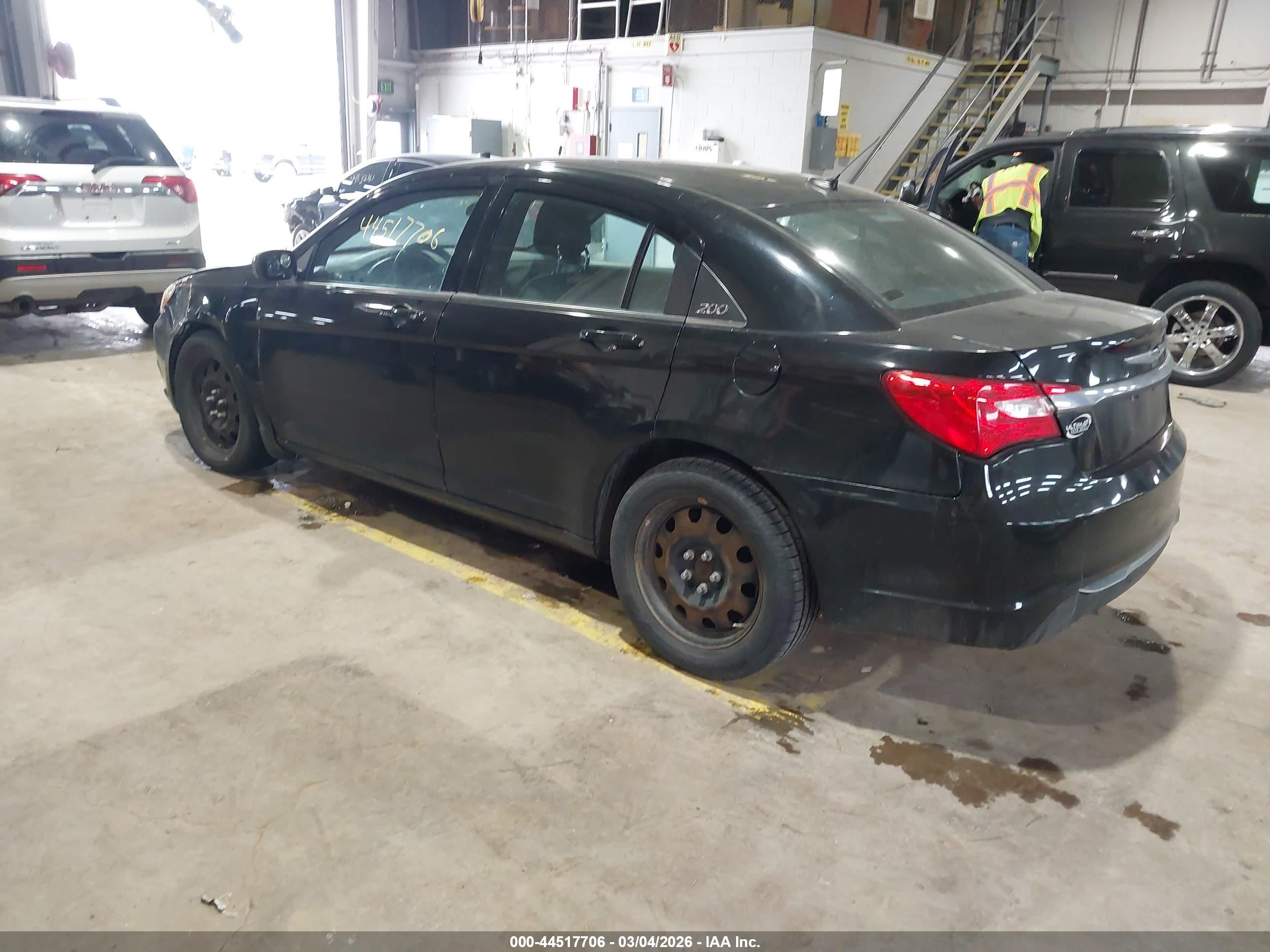 CHRYSLER 200 image 3