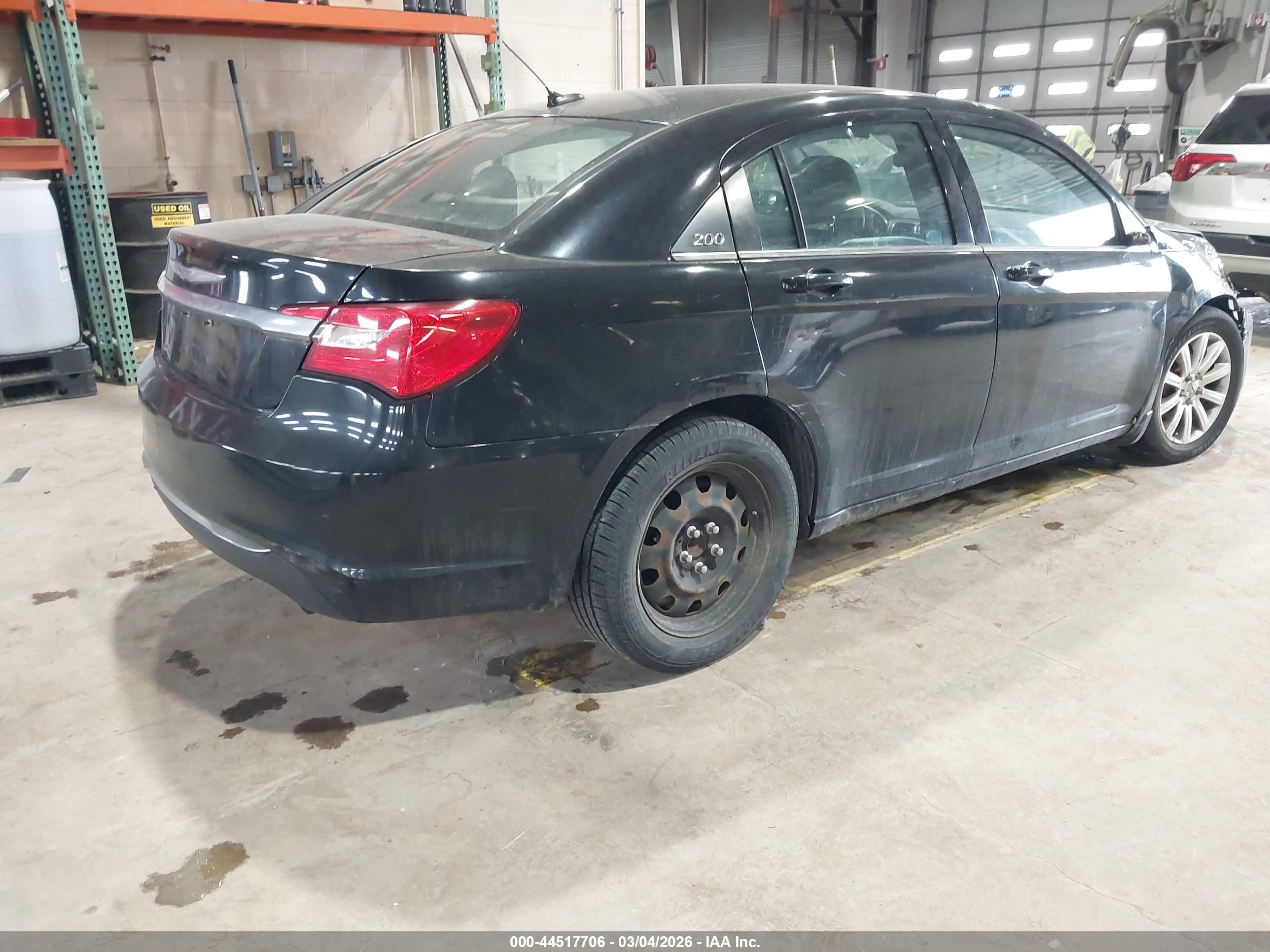 CHRYSLER 200 image 4