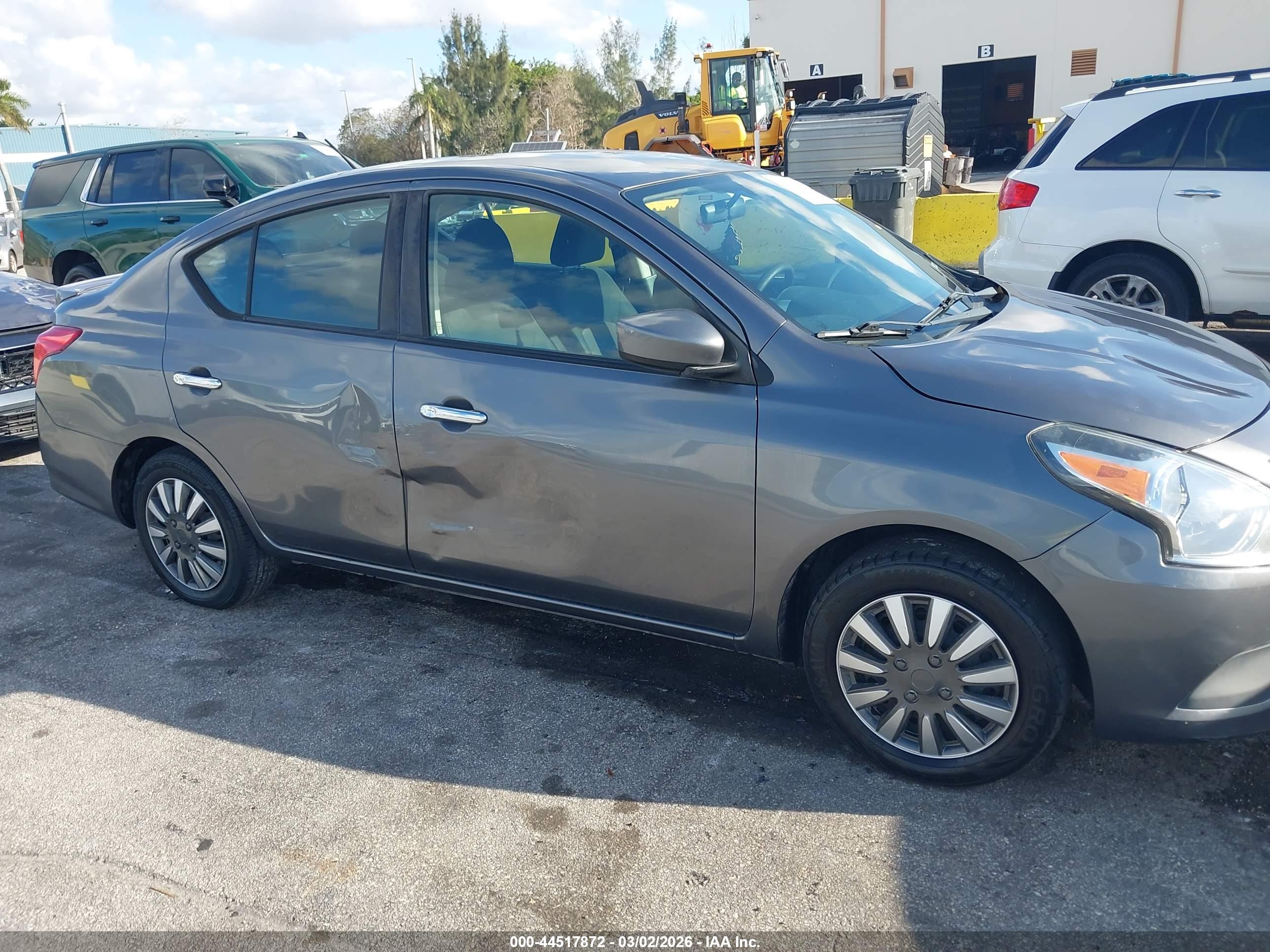 NISSAN VERSA image 6