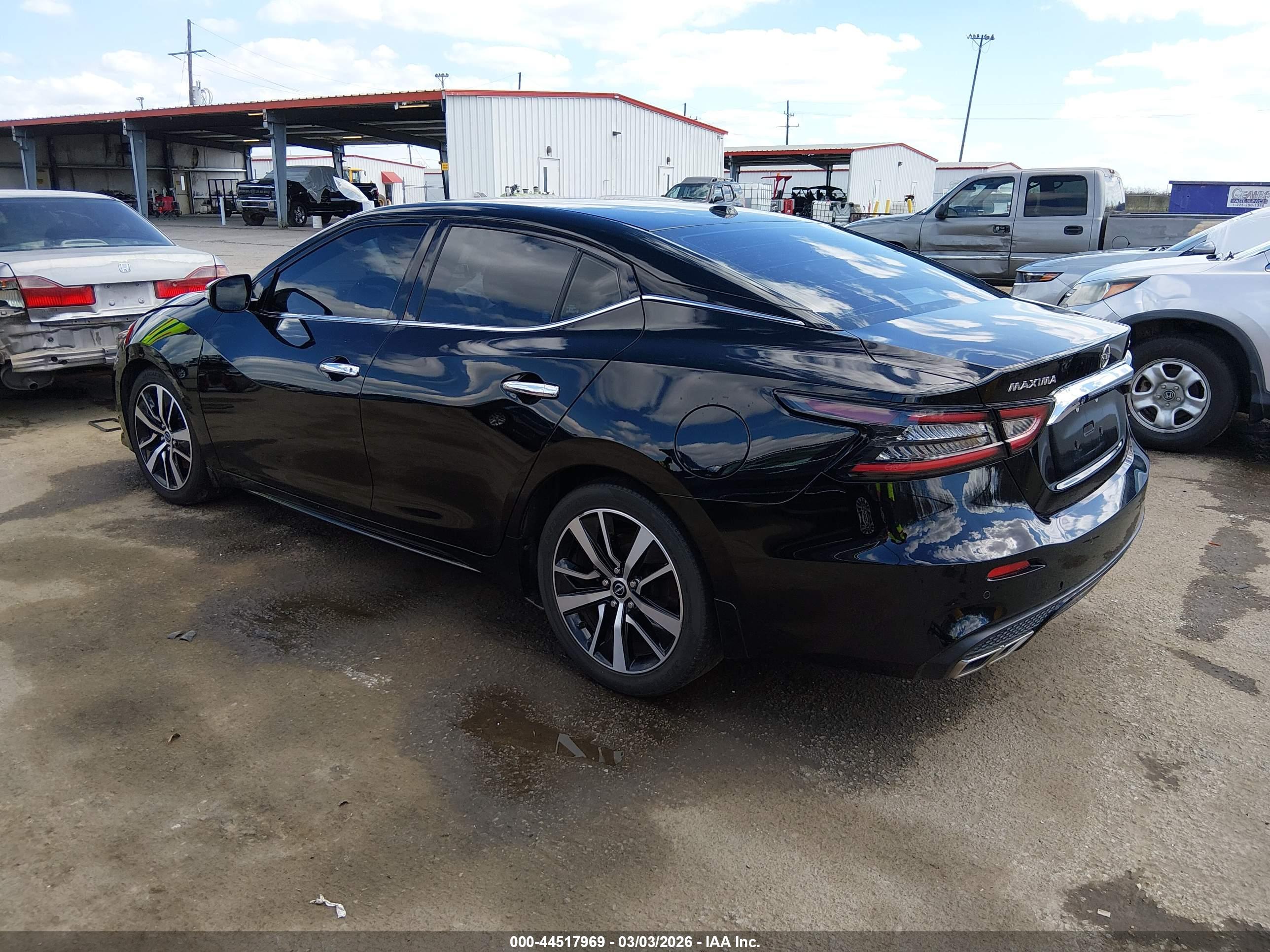 NISSAN MAXIMA image 3