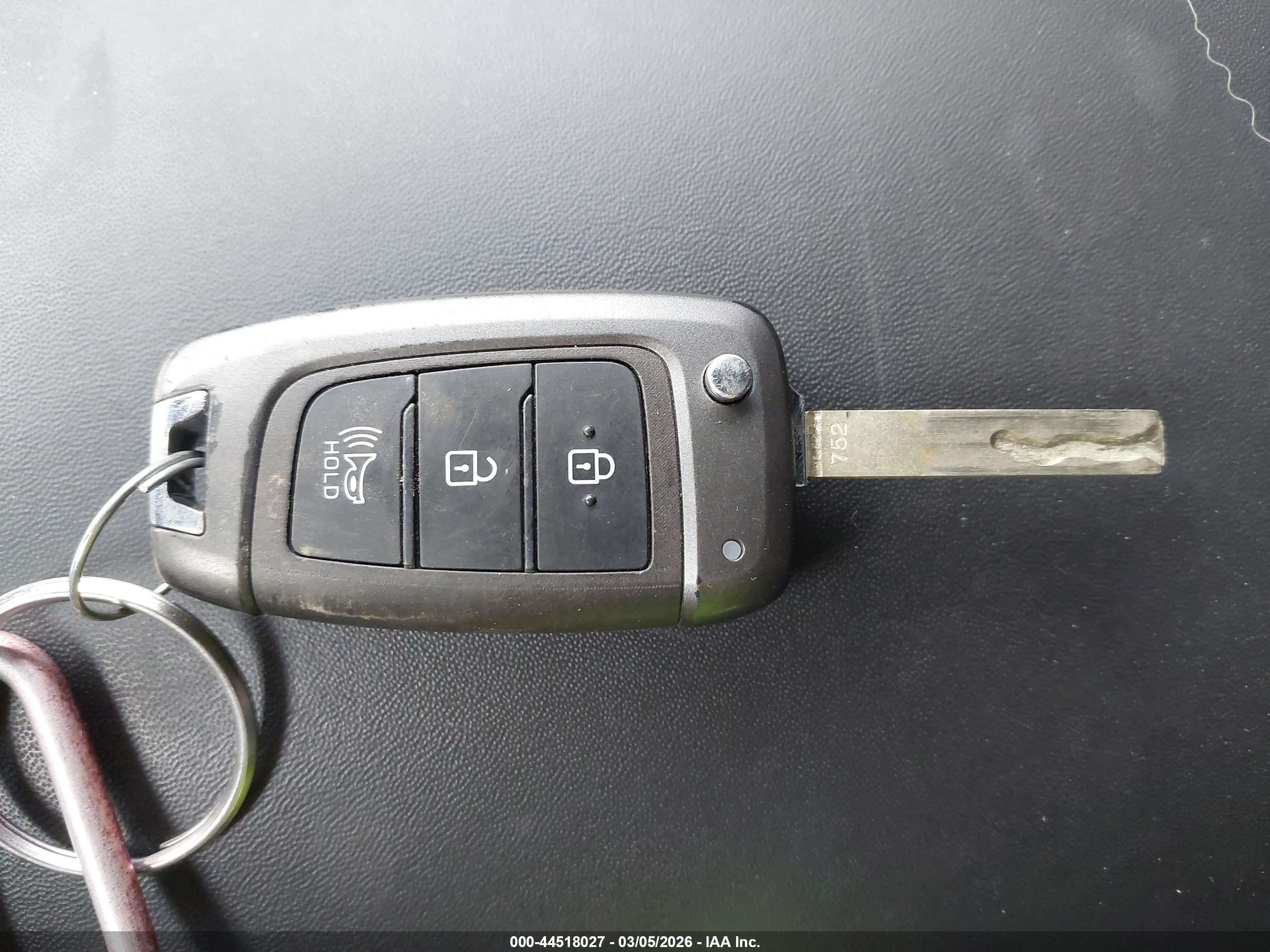 HYUNDAI SANTA image 11