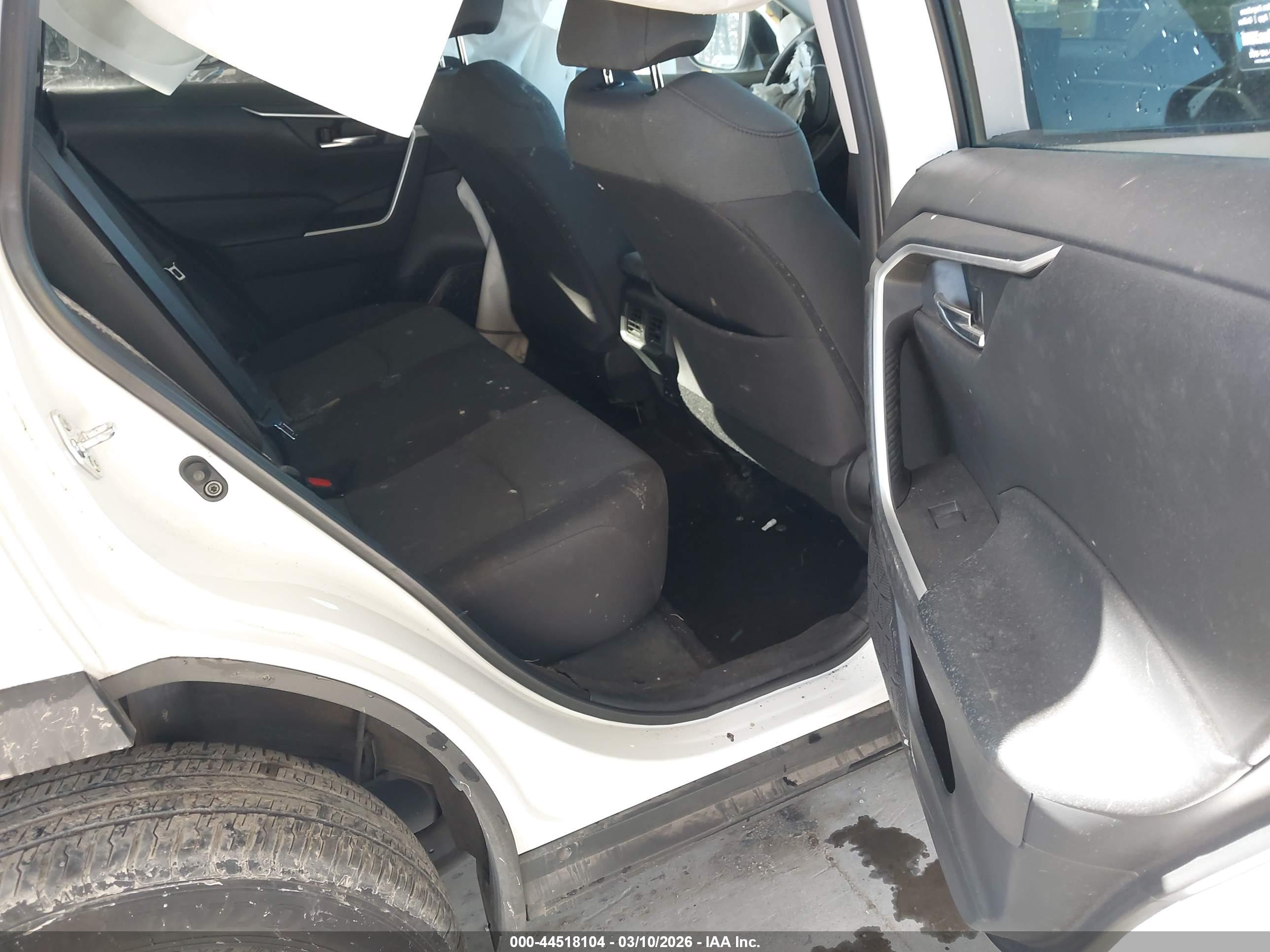 TOYOTA RAV4 image 8