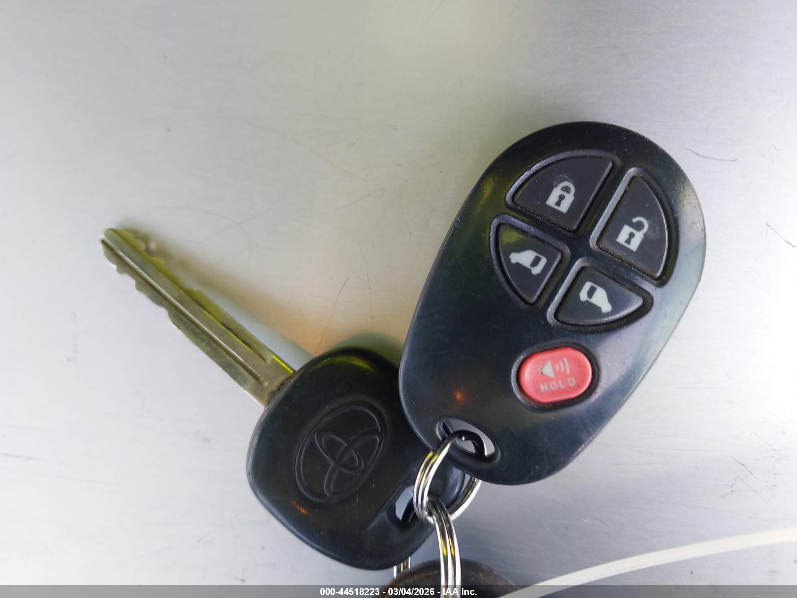 TOYOTA SIENNA image 11