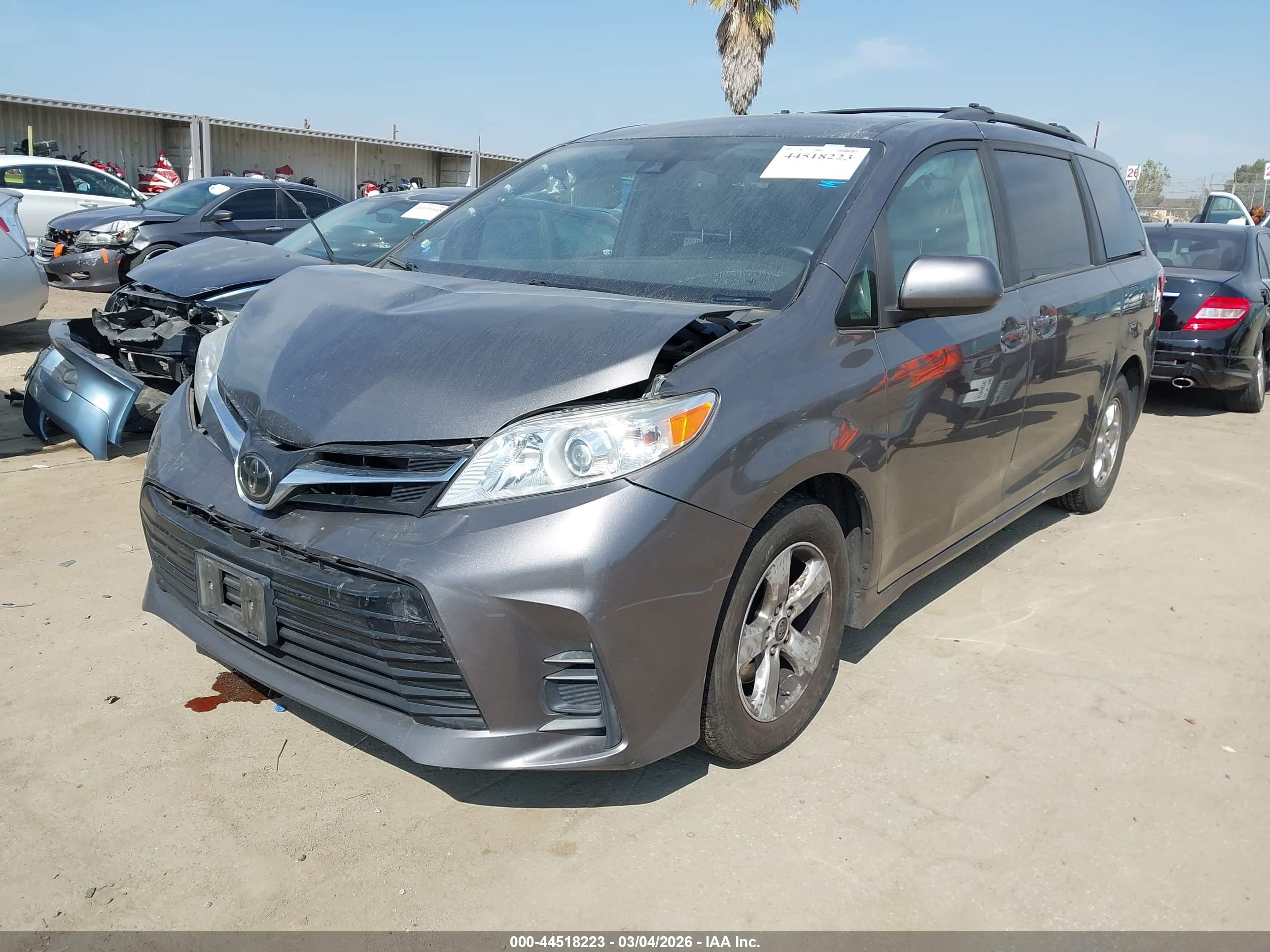 TOYOTA SIENNA image 2