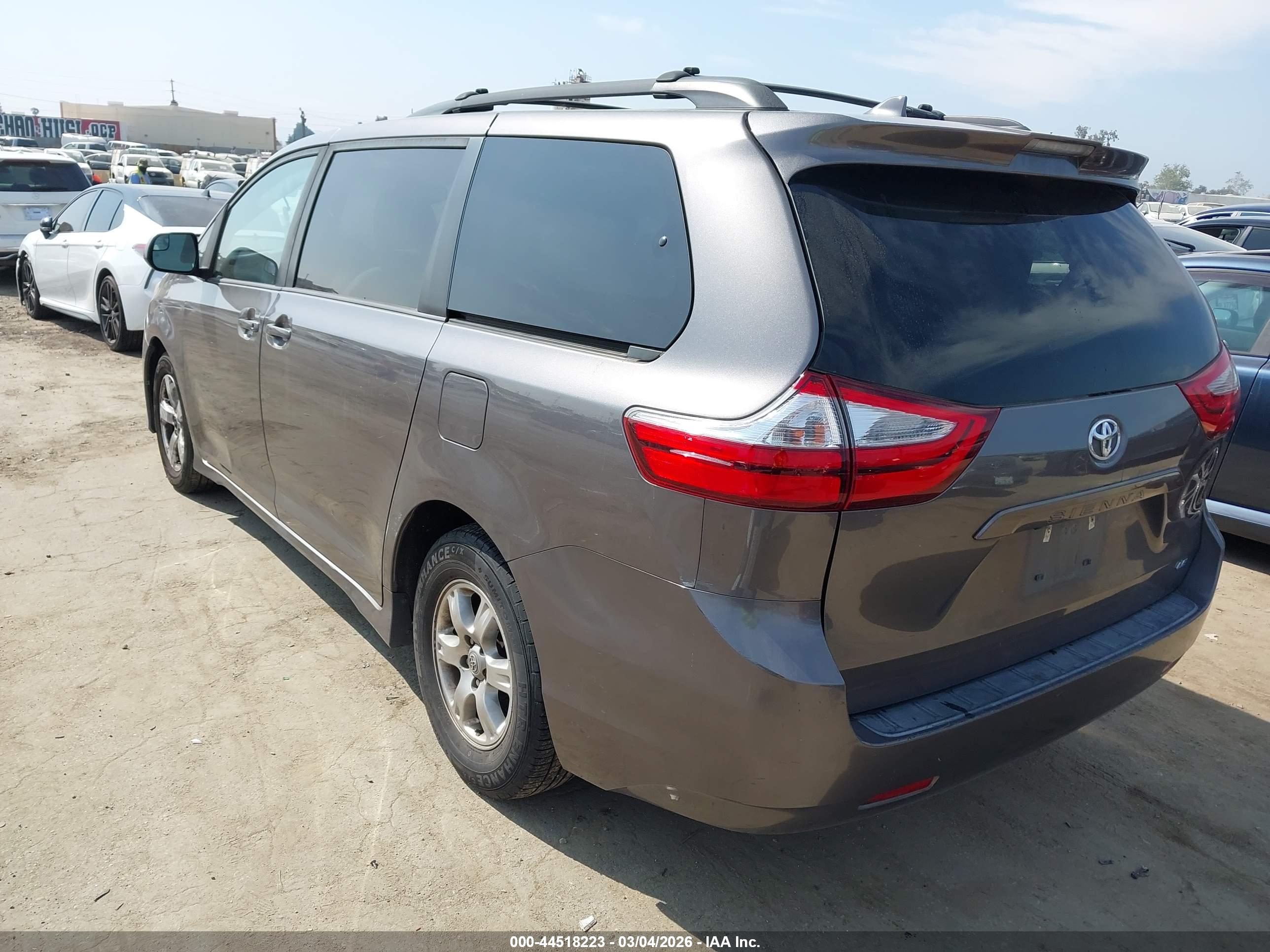 TOYOTA SIENNA image 3