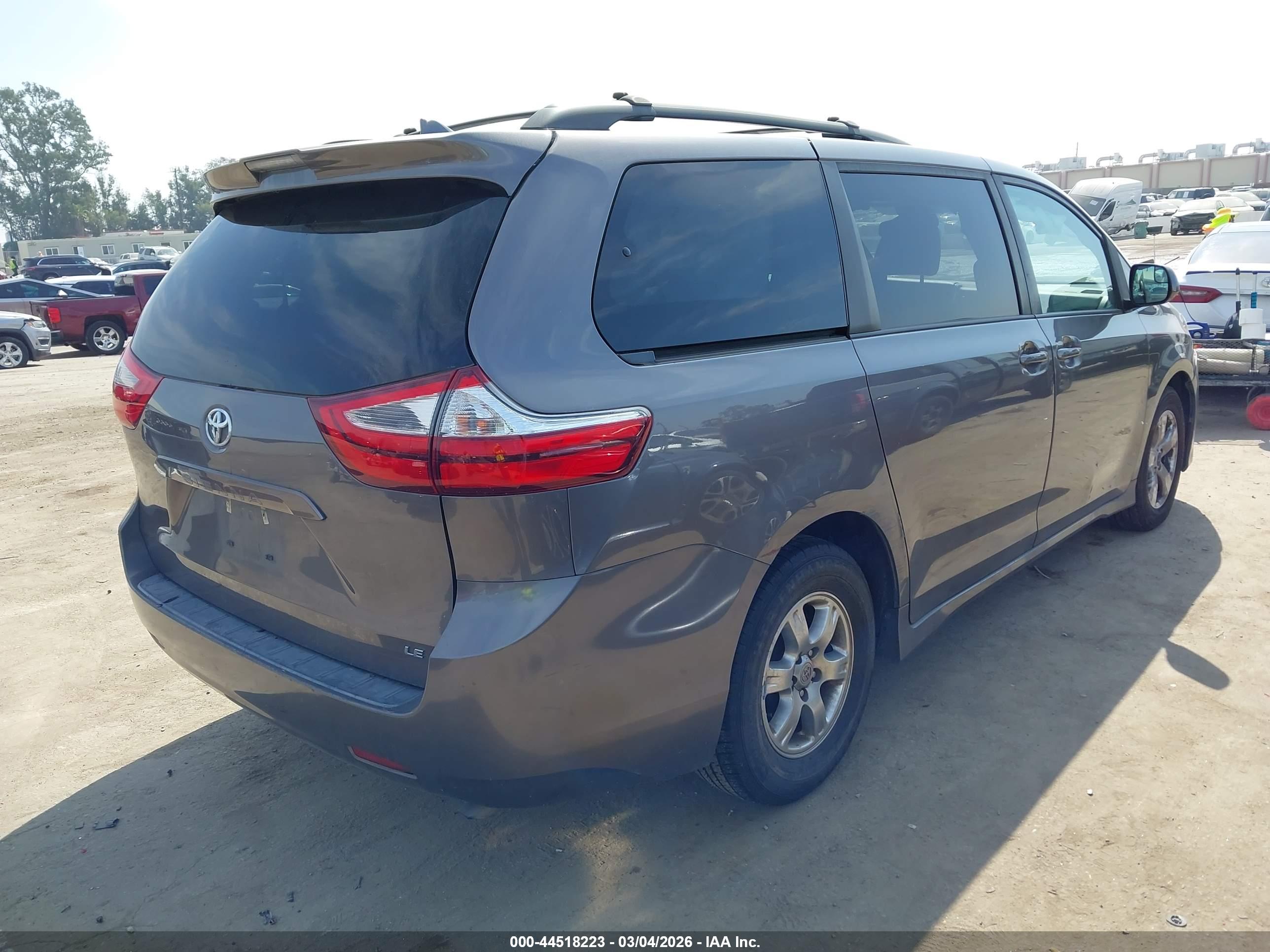 TOYOTA SIENNA image 4