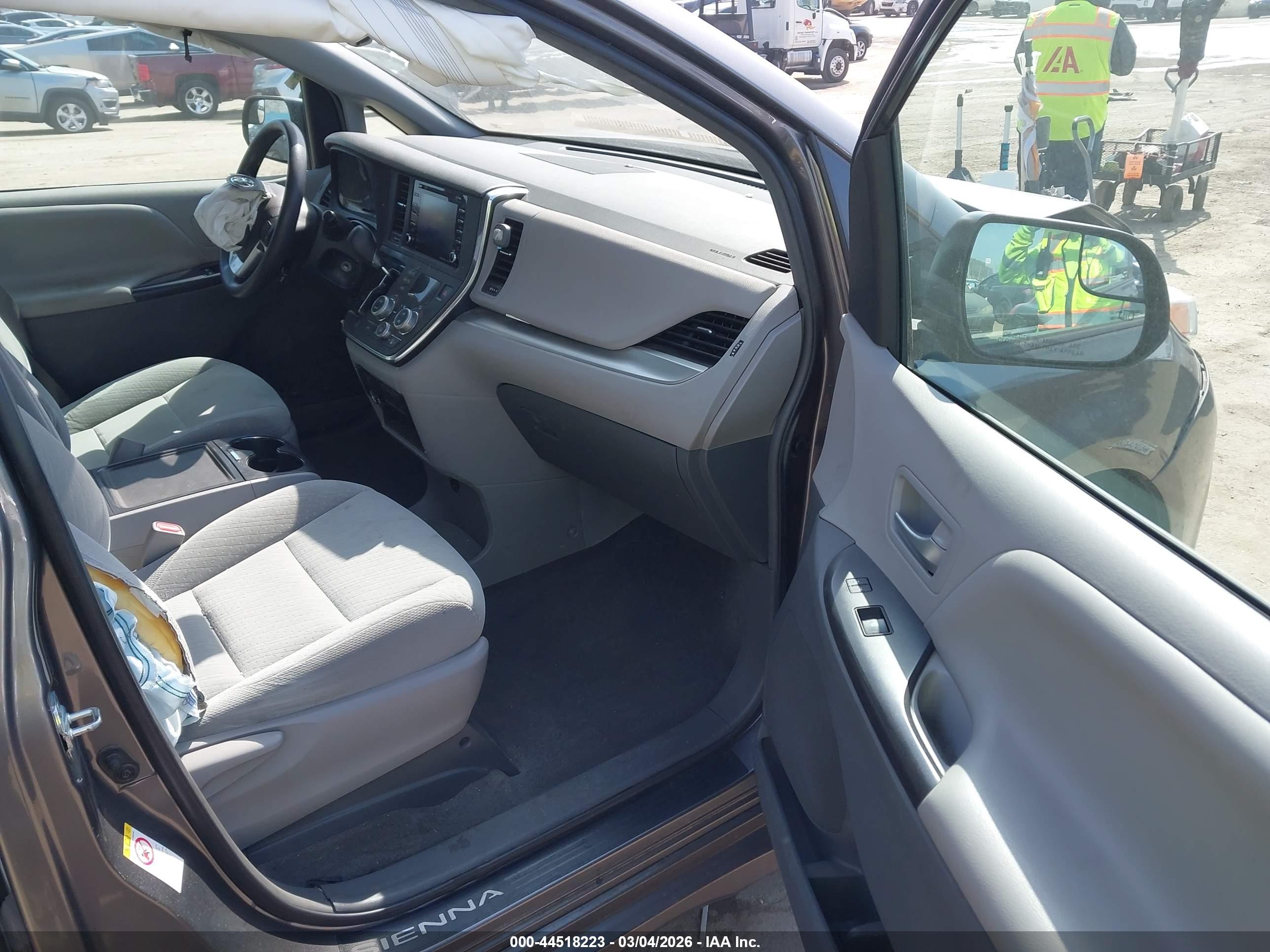 TOYOTA SIENNA image 5