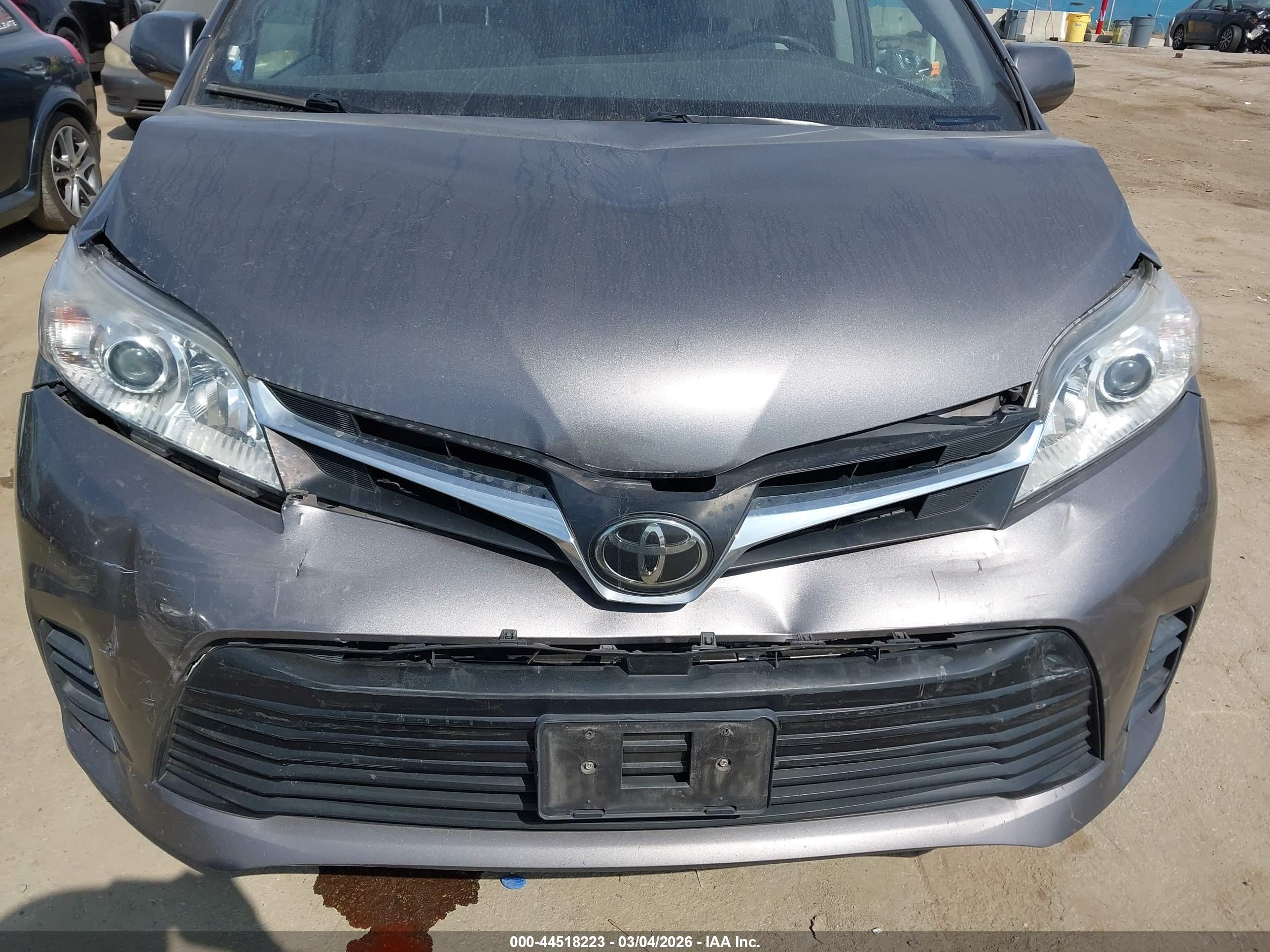 TOYOTA SIENNA image 6