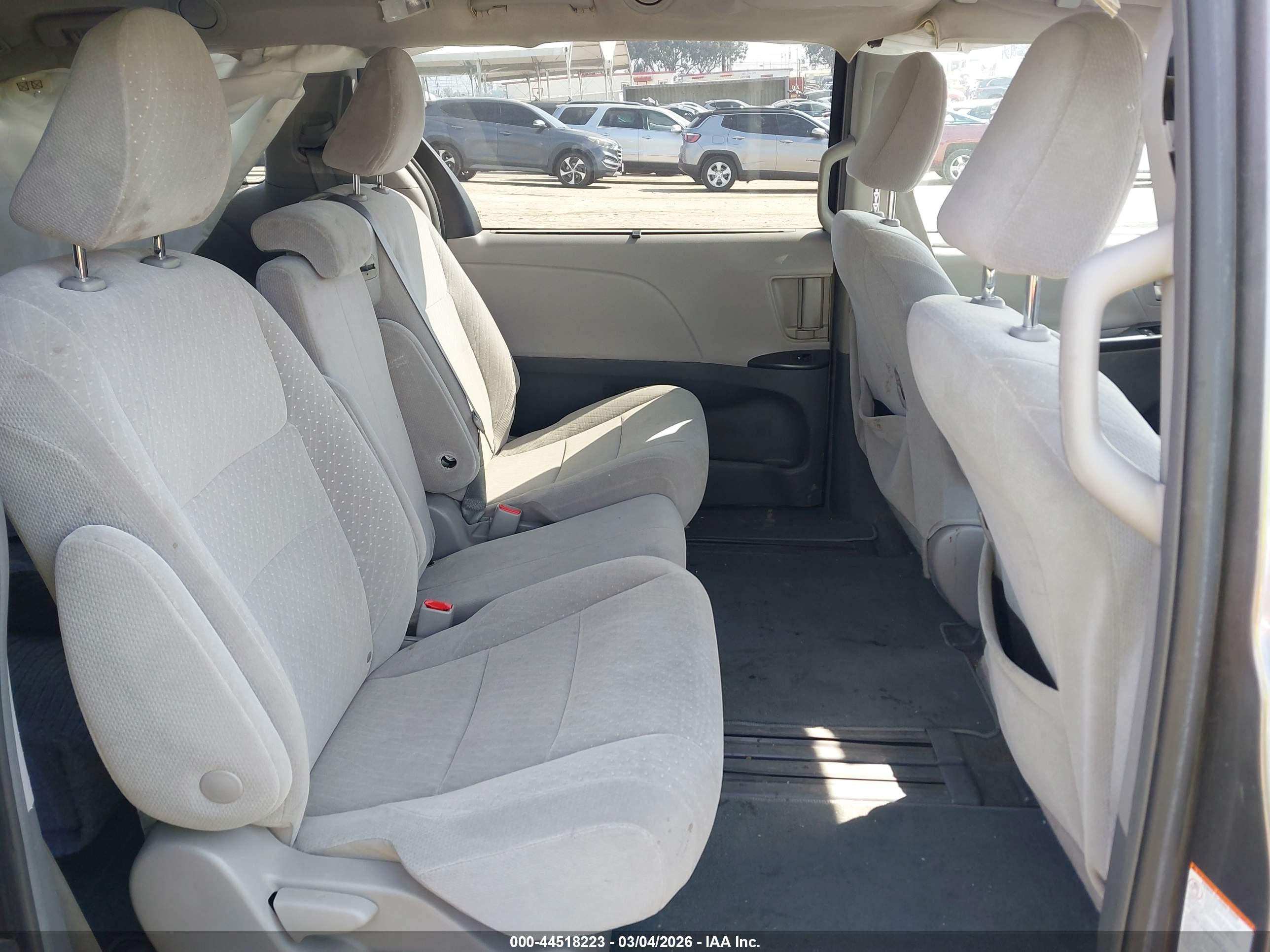 TOYOTA SIENNA image 8