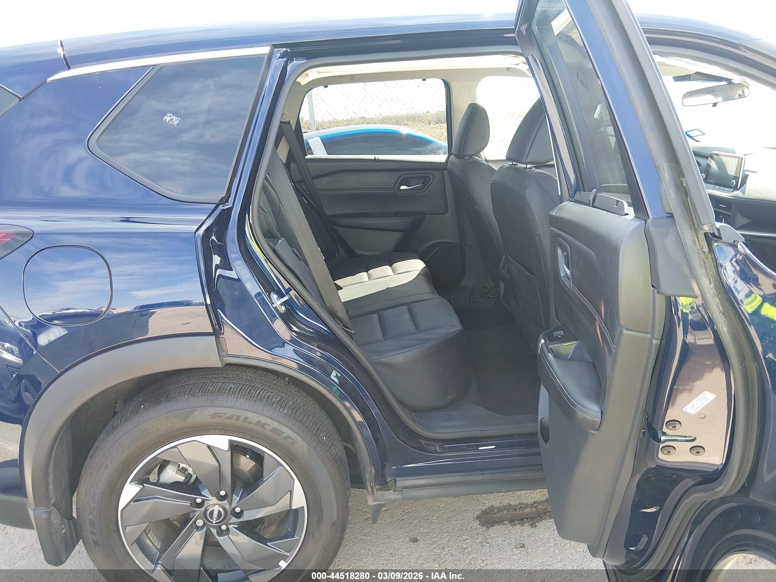 NISSAN ROGUE image 8