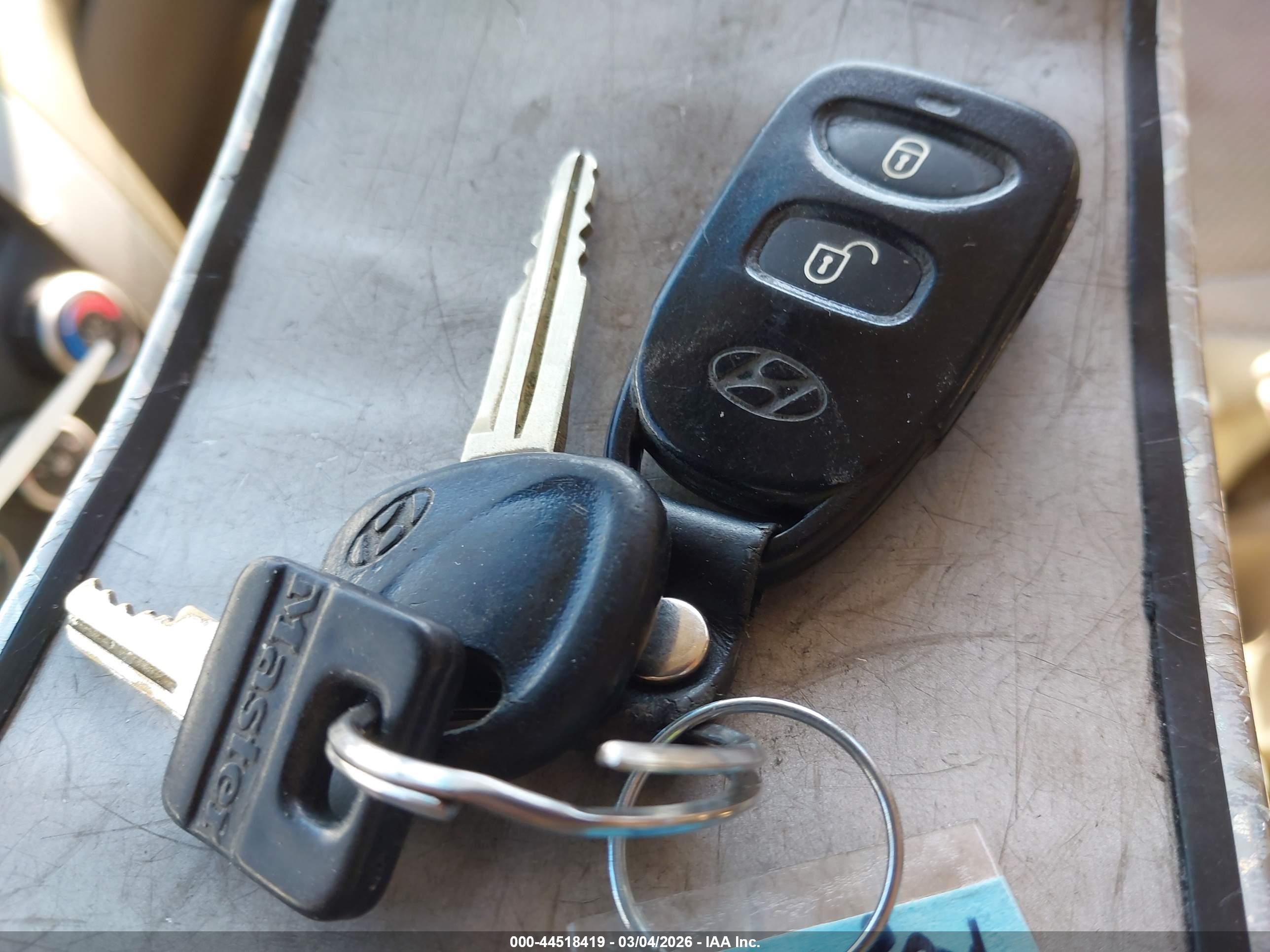 HYUNDAI TUCSON image 11