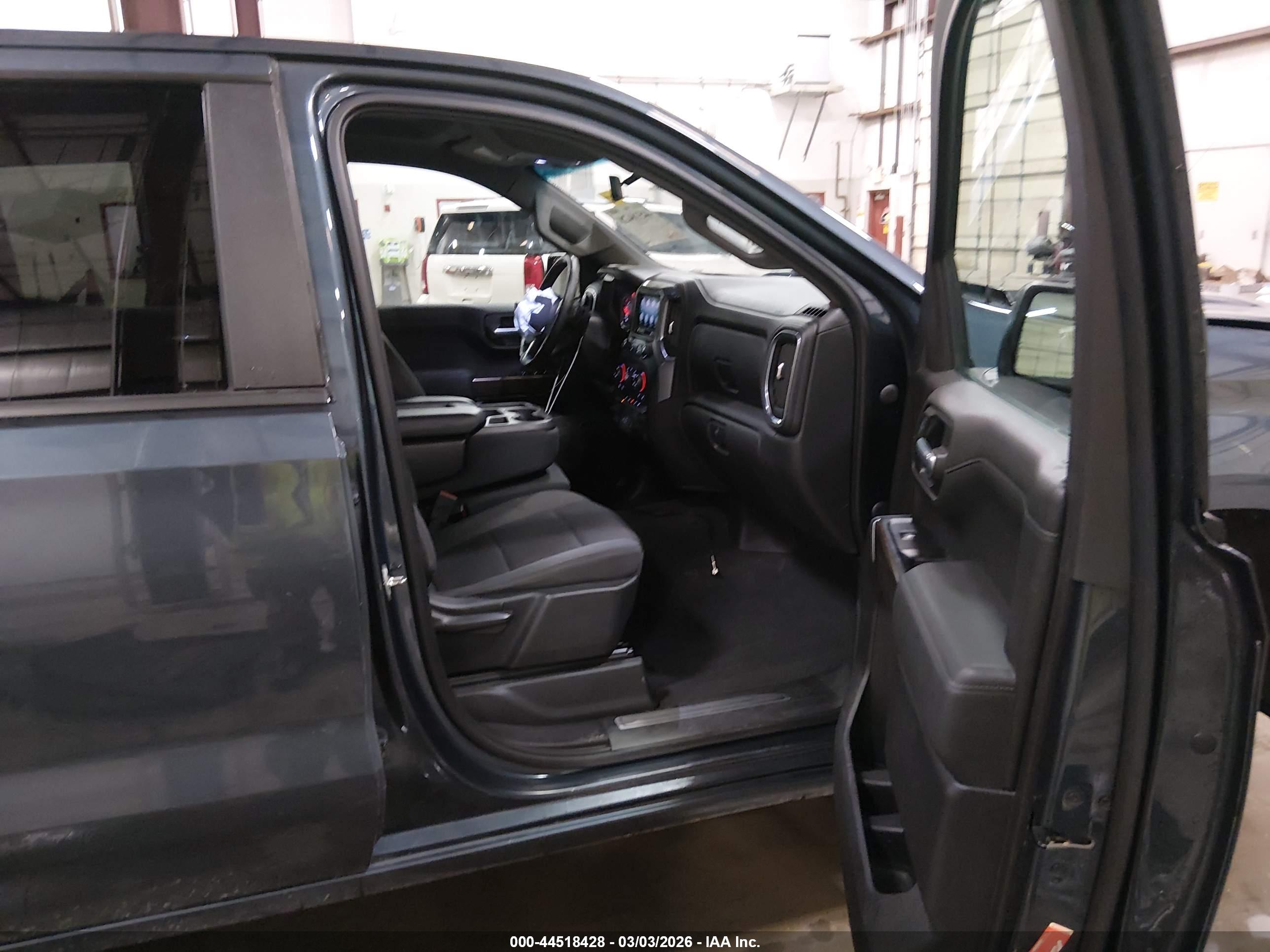 CHEVROLET SILVERADO image 5