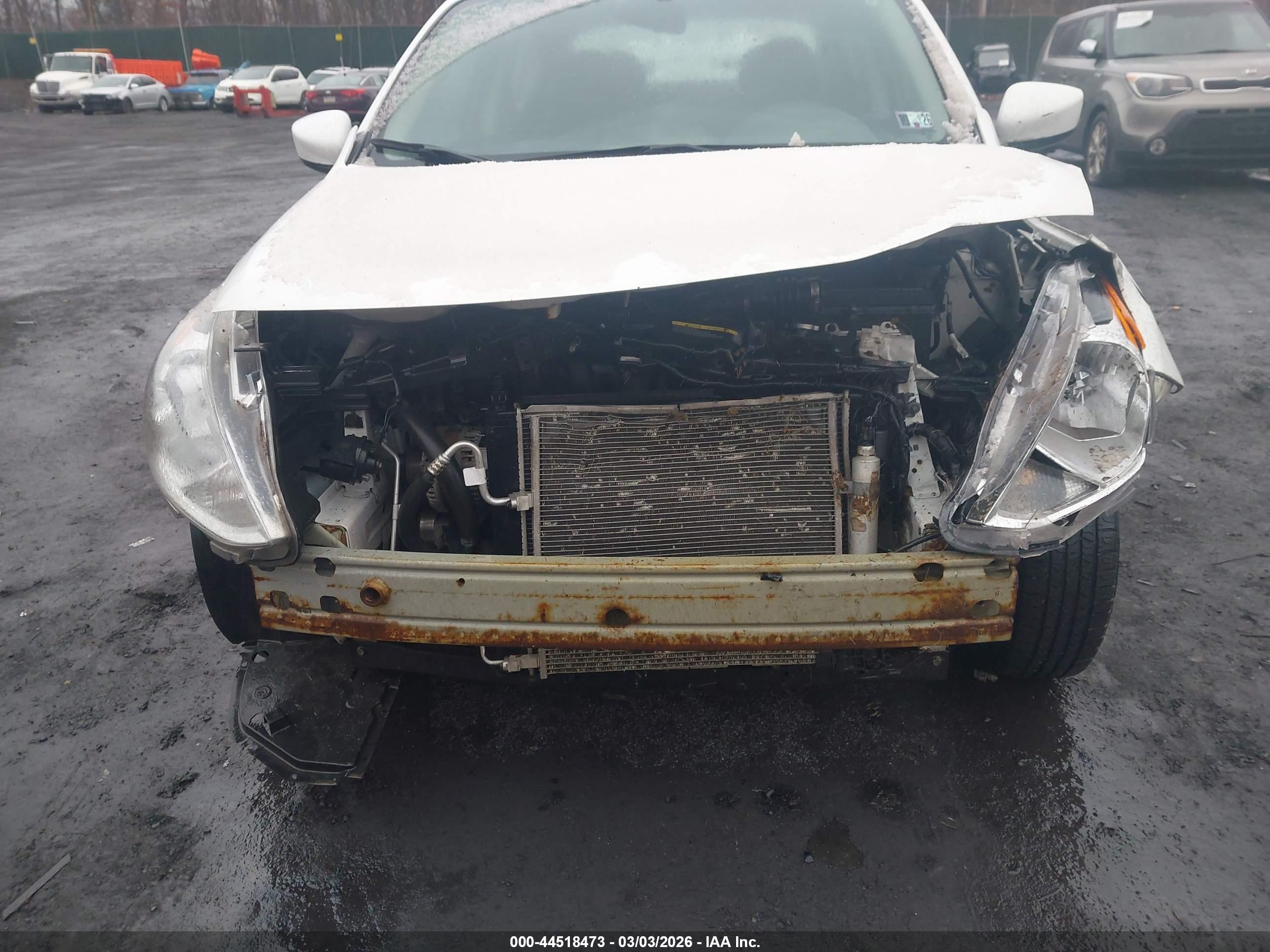 NISSAN VERSA image 6