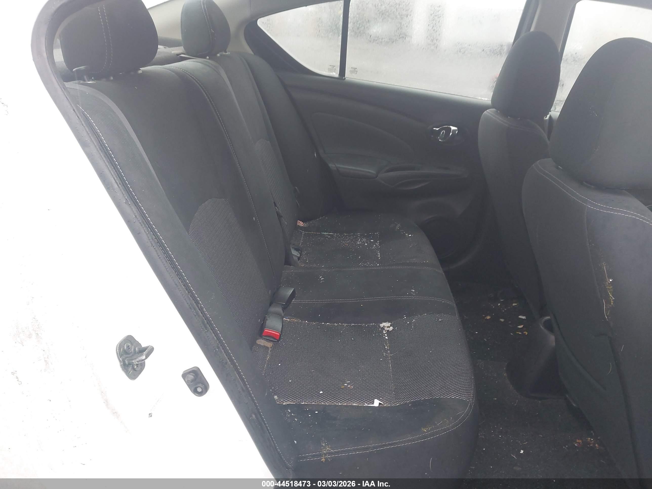 NISSAN VERSA image 8