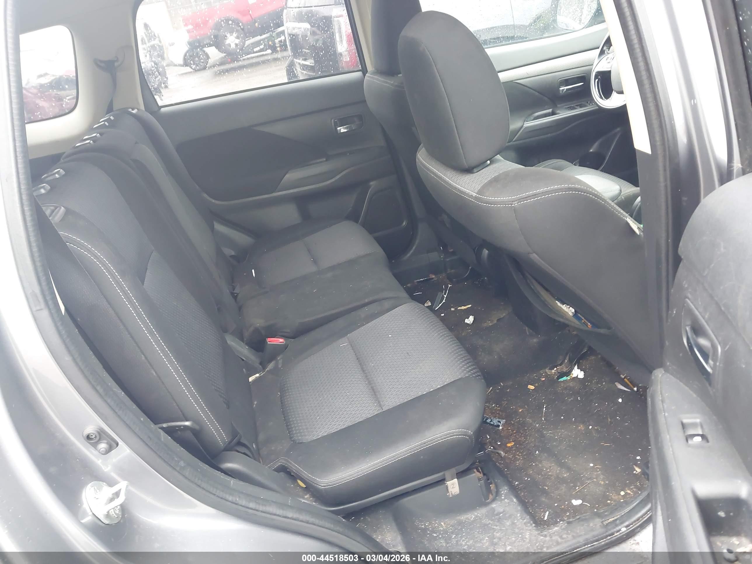MITSUBISHI OUTLANDER image 8