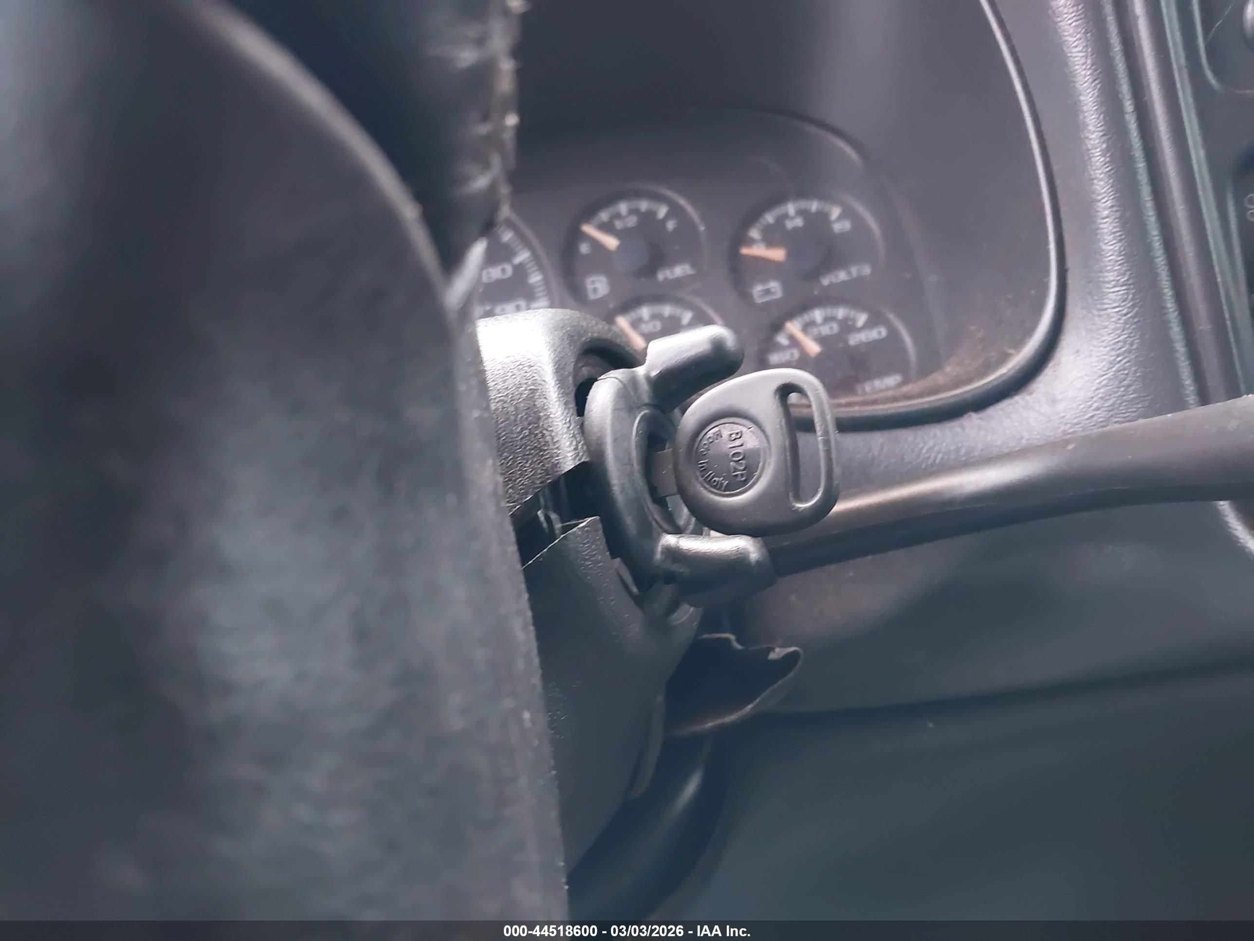 CHEVROLET SILVERADO image 11