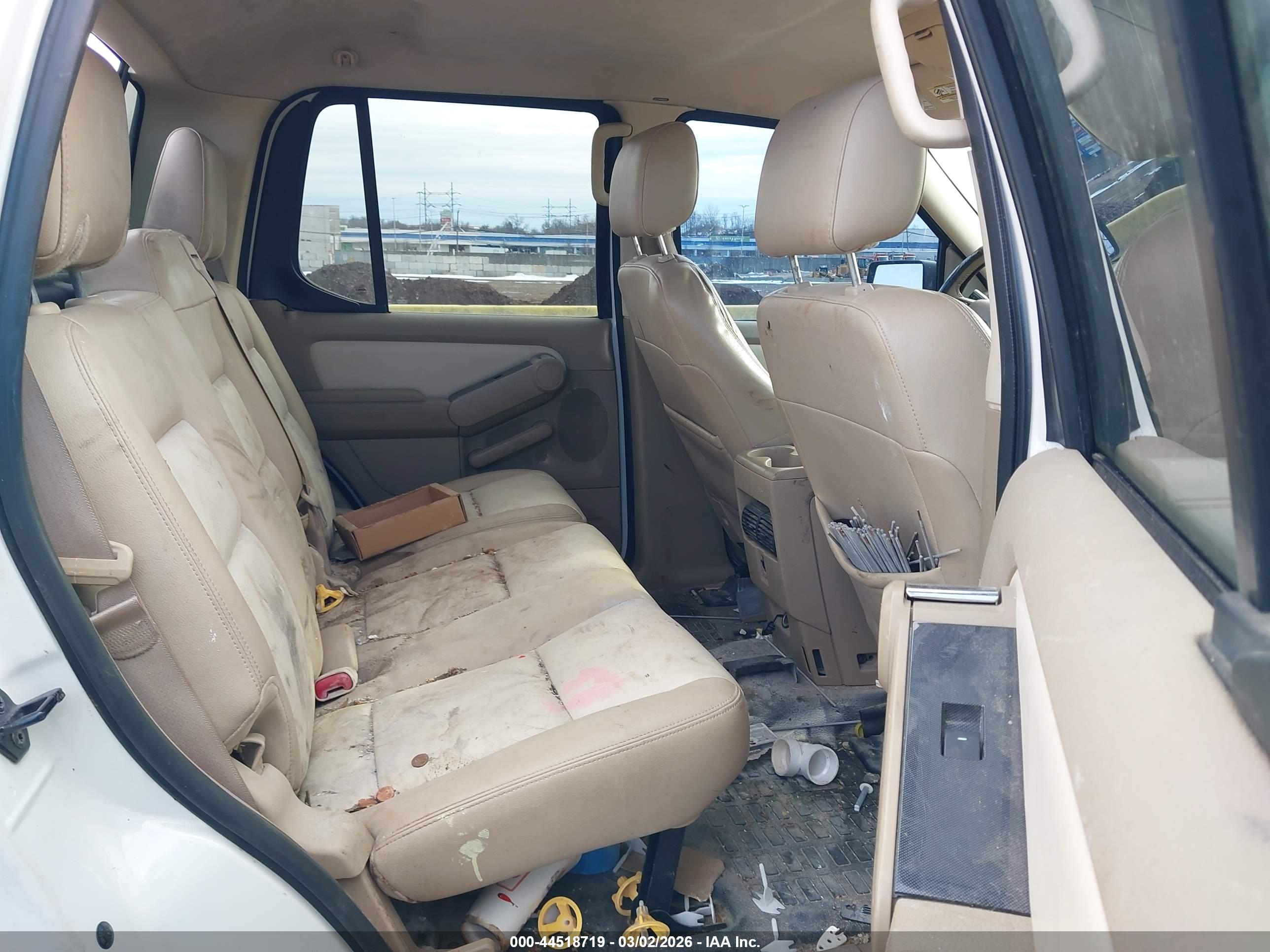 FORD EXPLORER image 8