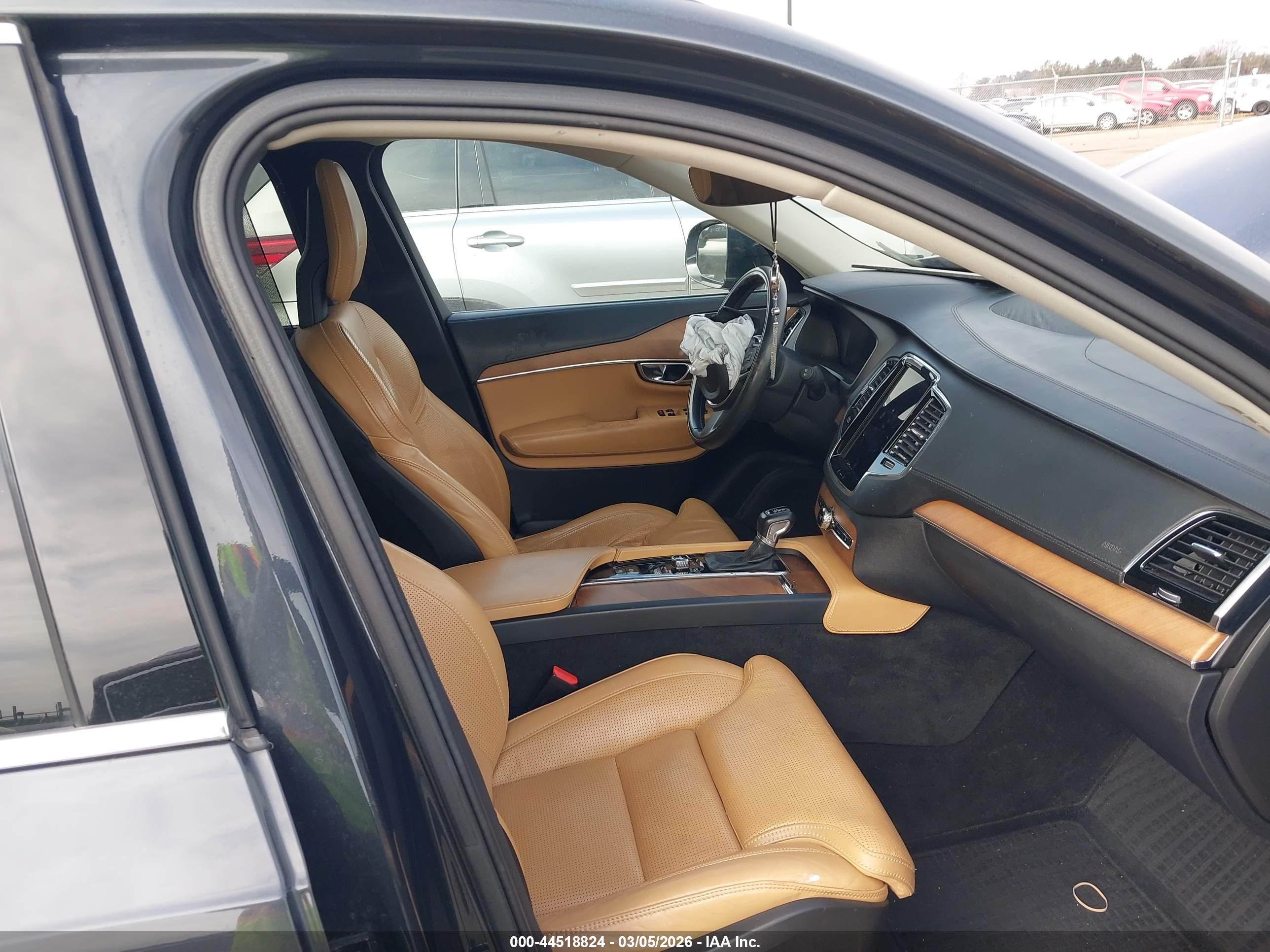 VOLVO XC90 image 5