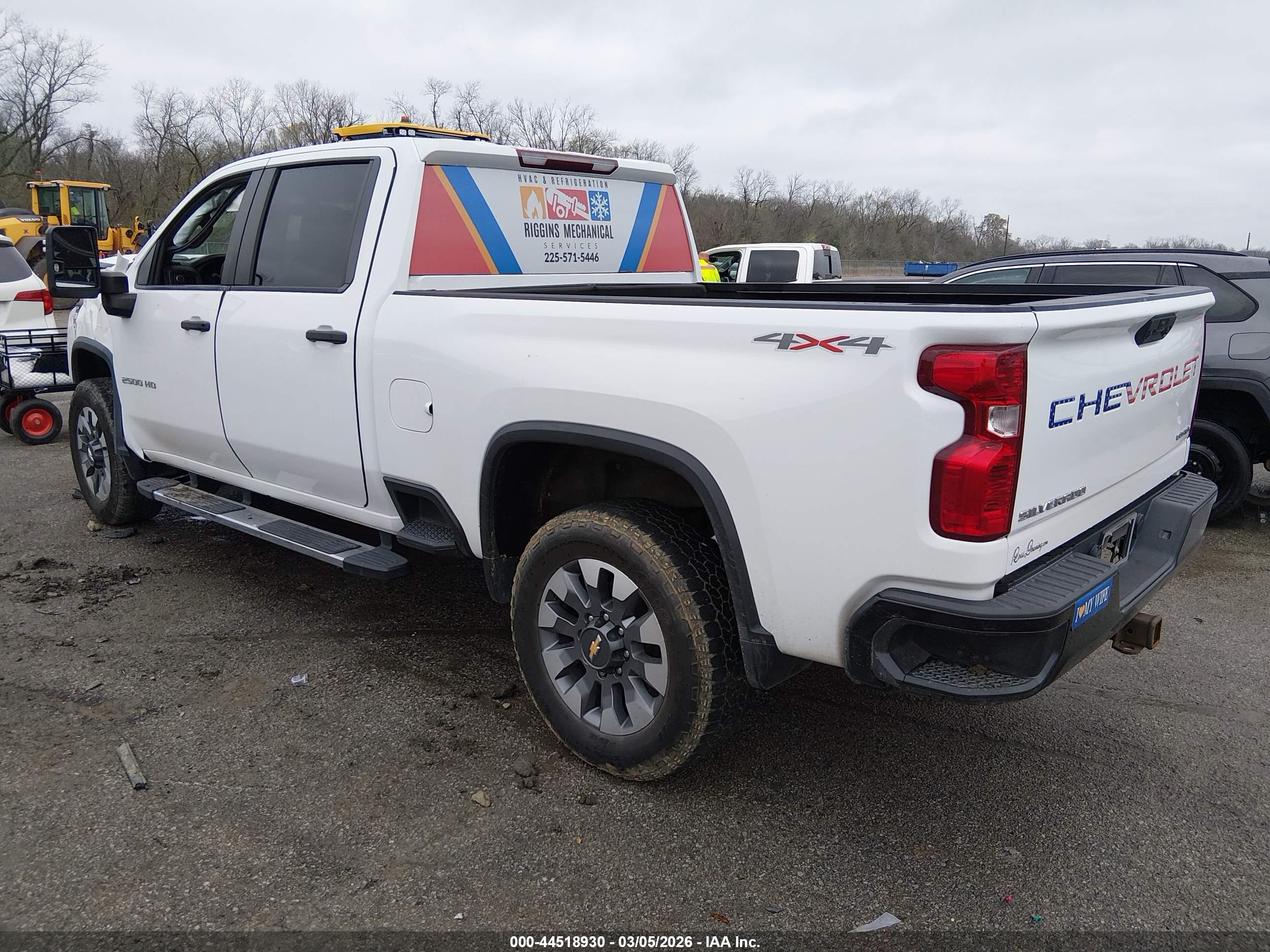 CHEVROLET SILVERADO image 3