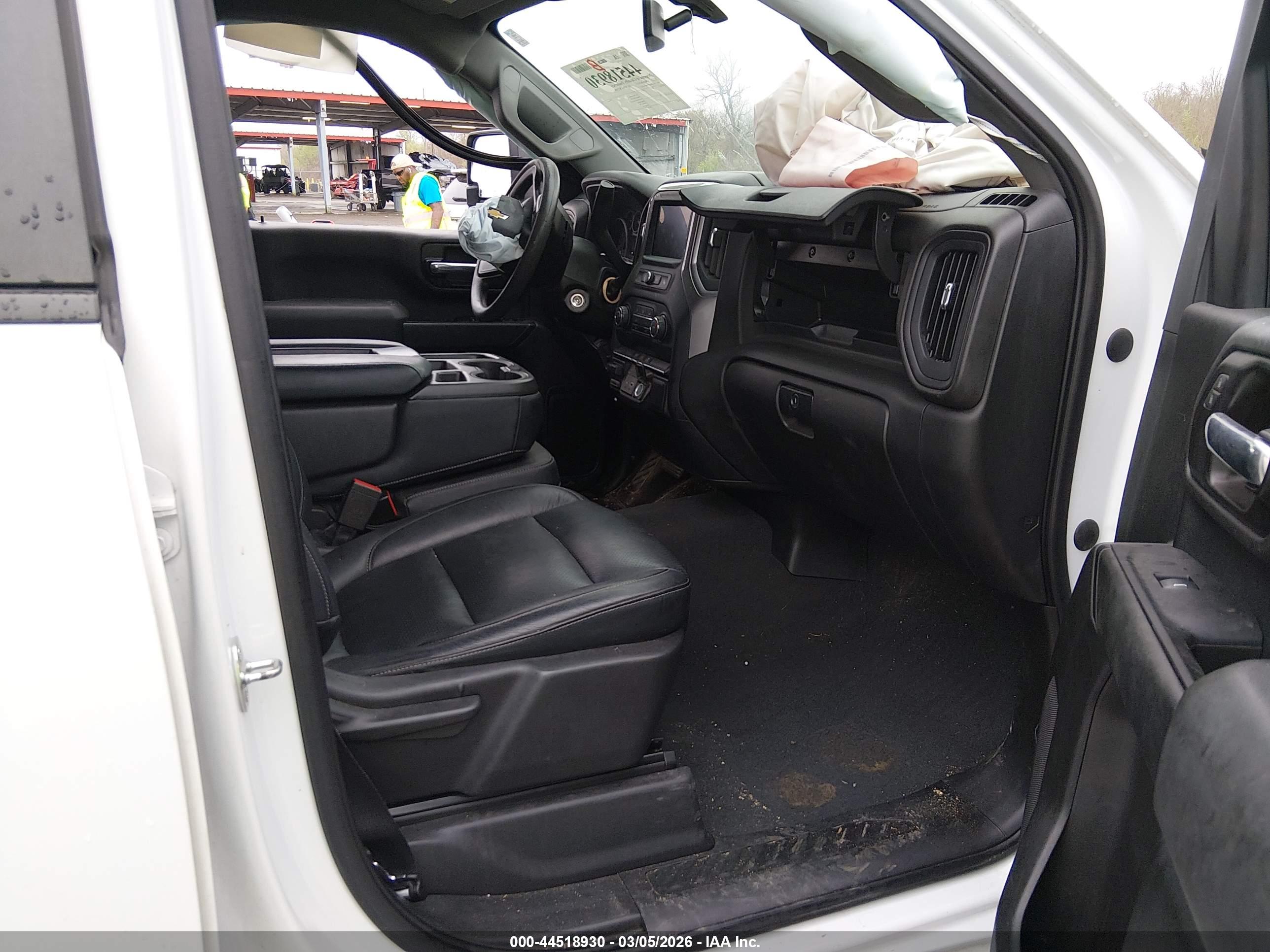 CHEVROLET SILVERADO image 5