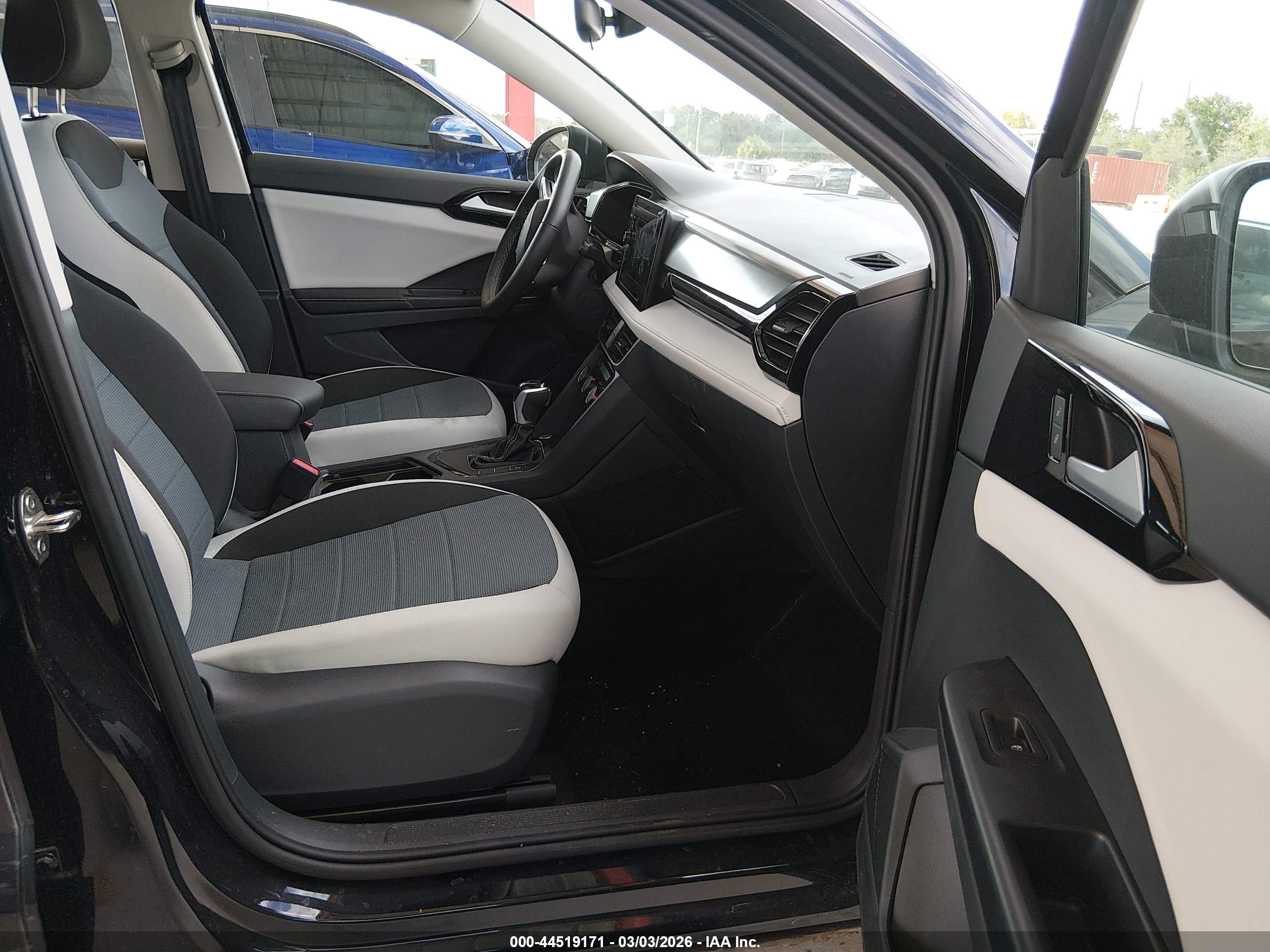 VOLKSWAGEN TAOS image 5