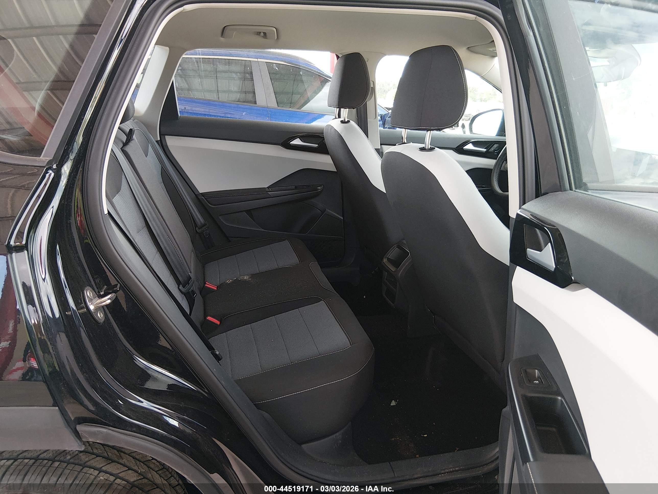 VOLKSWAGEN TAOS image 8