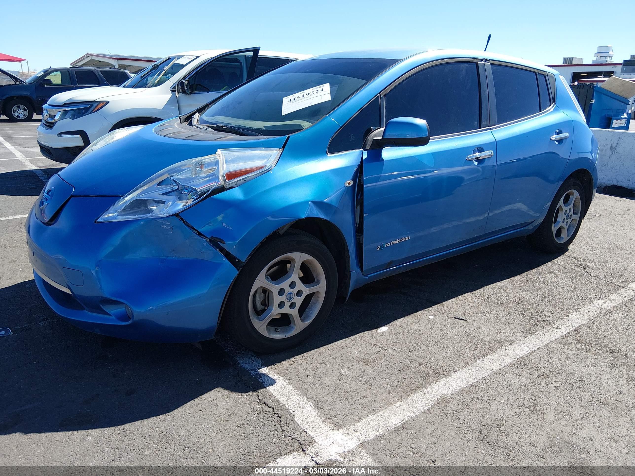 NISSAN LEAF image 2