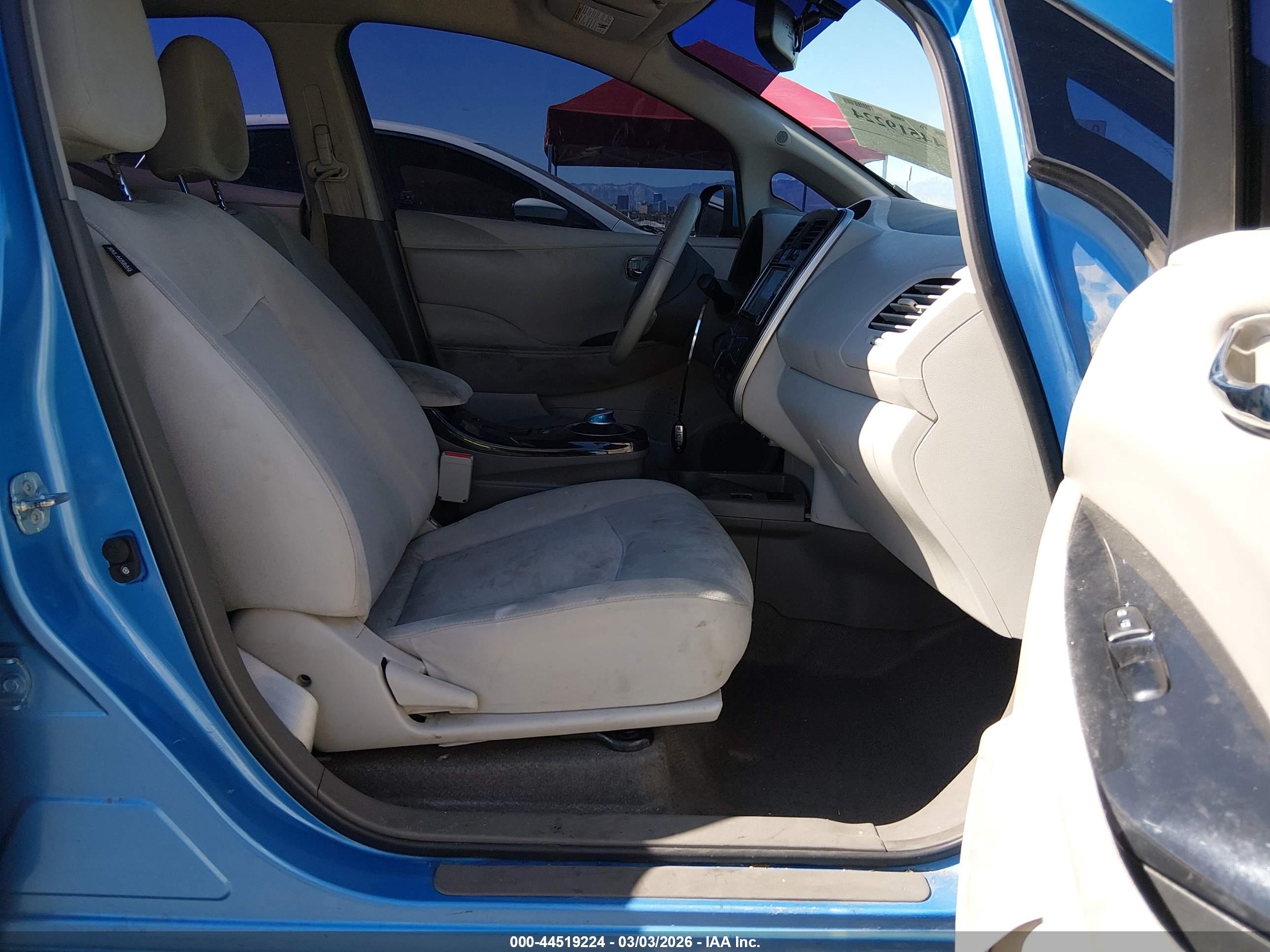 NISSAN LEAF image 5