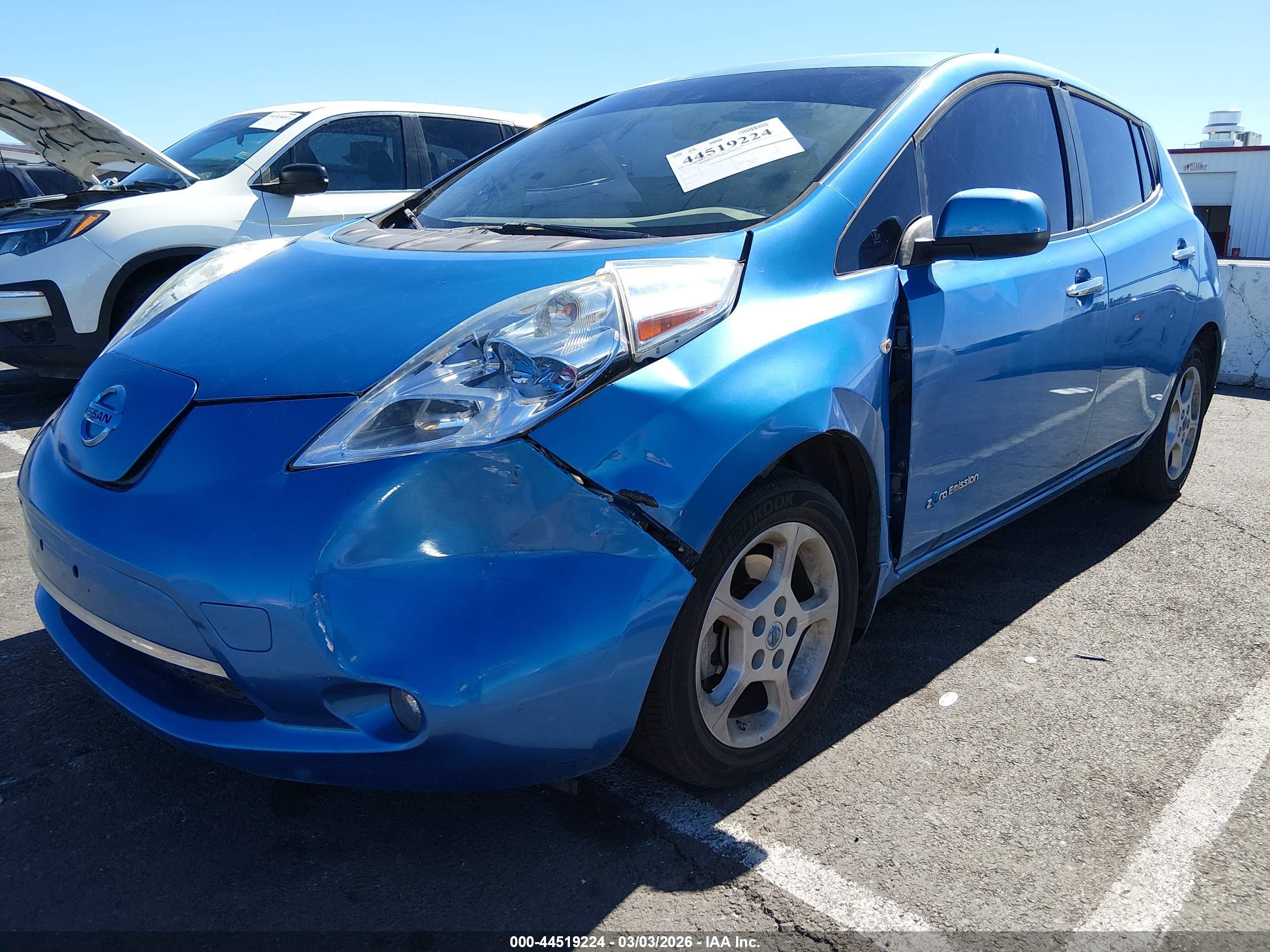 NISSAN LEAF image 6