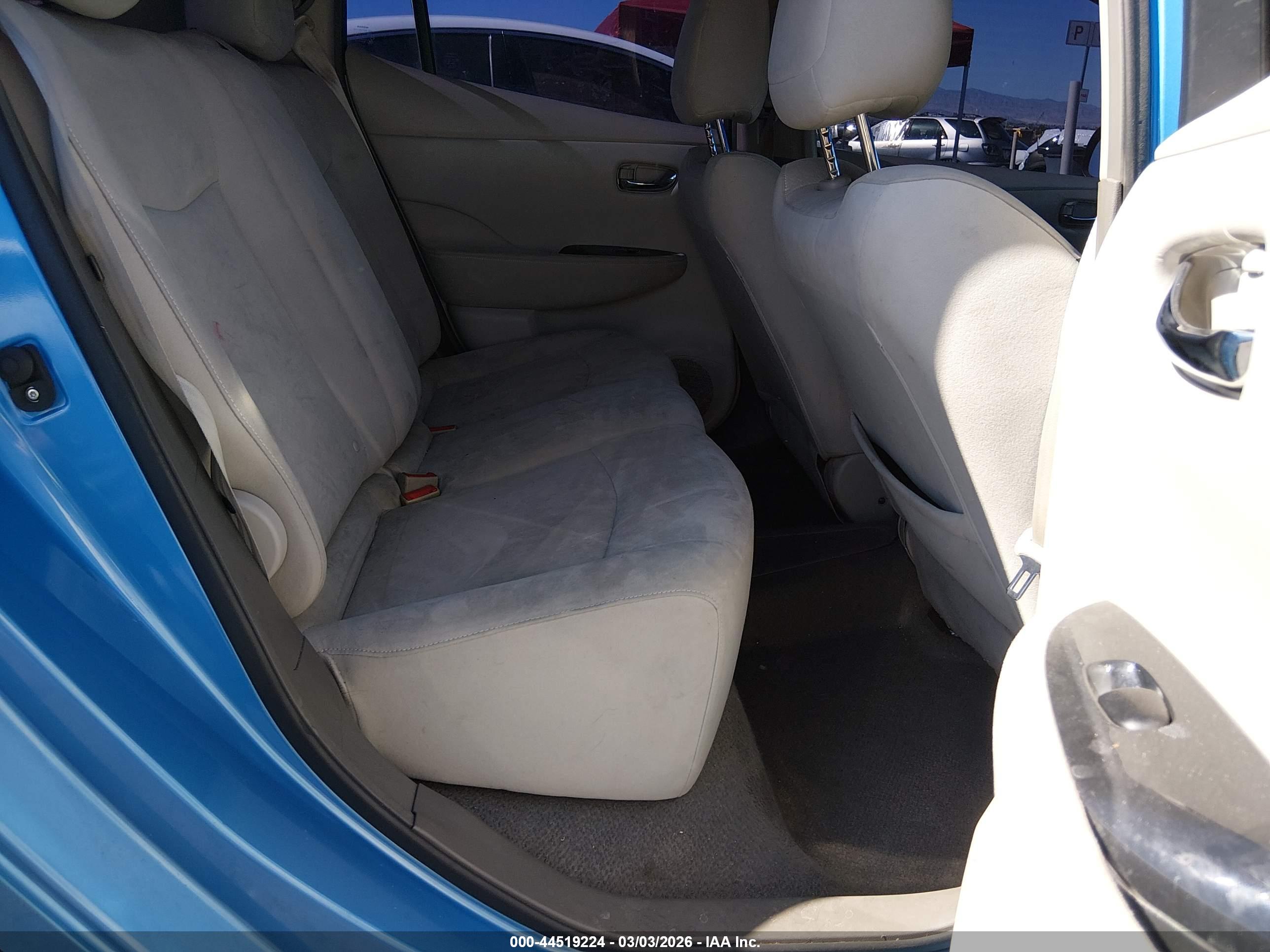 NISSAN LEAF image 8