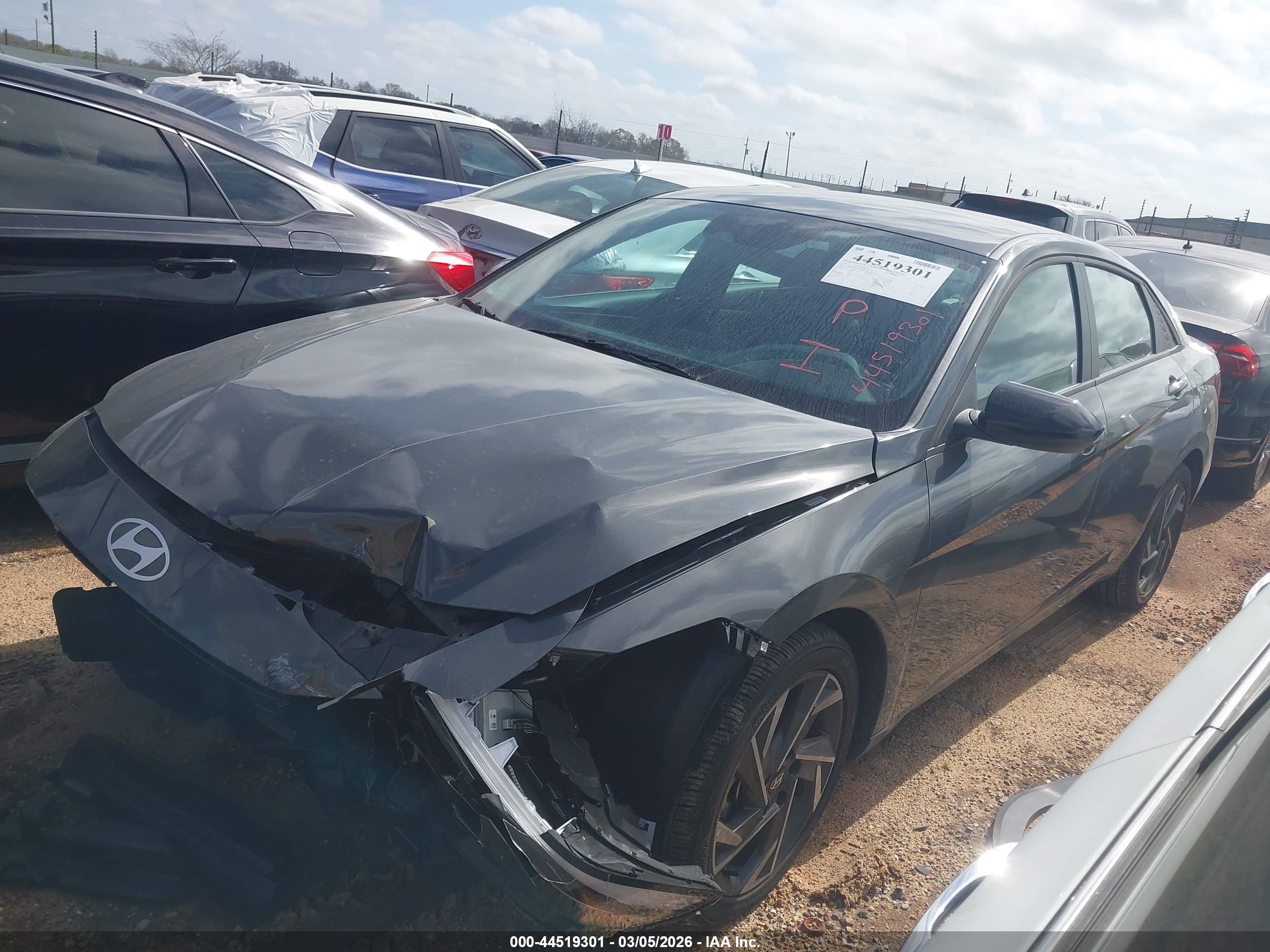 HYUNDAI ELANTRA image 2