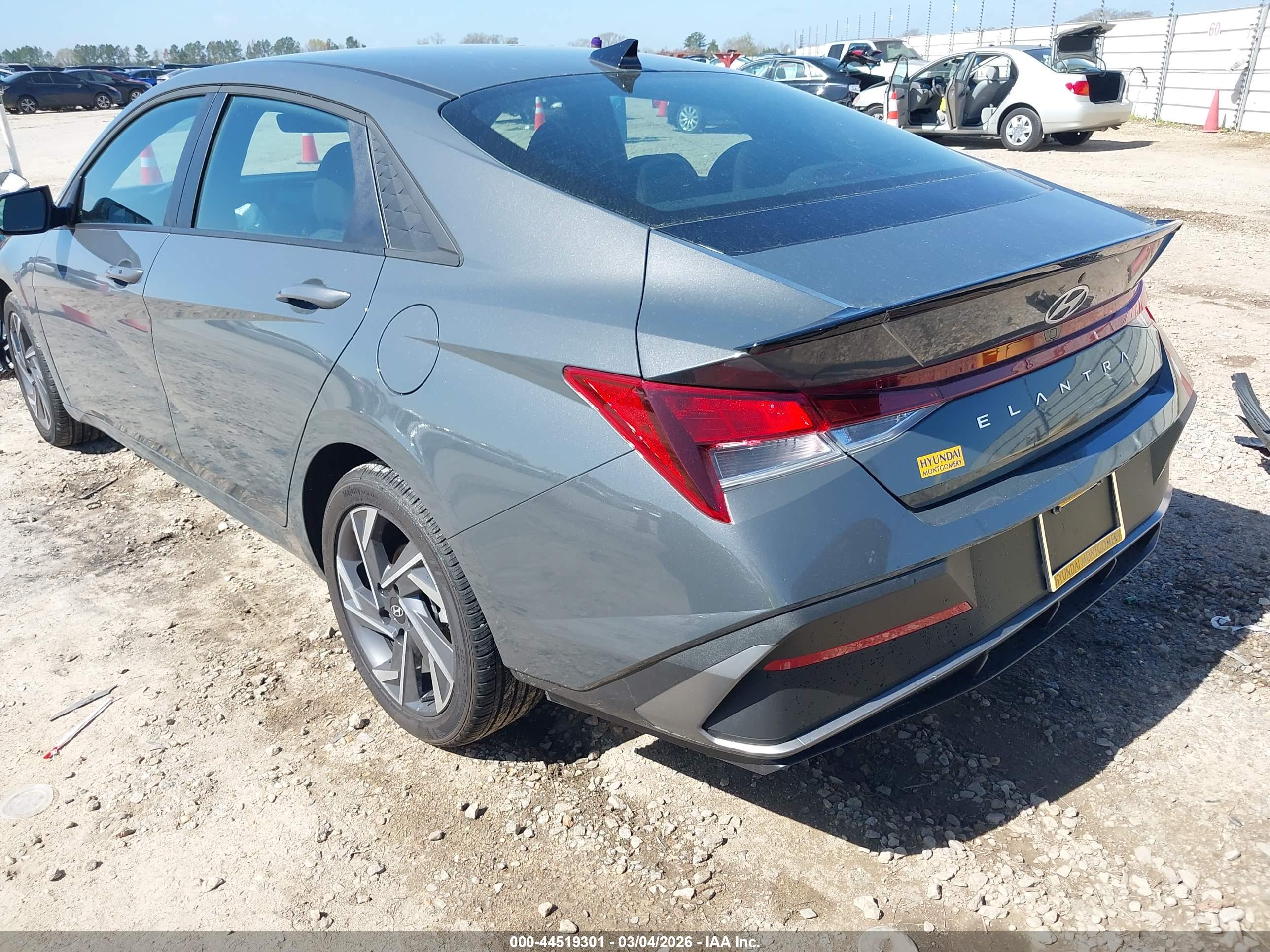 HYUNDAI ELANTRA image 3