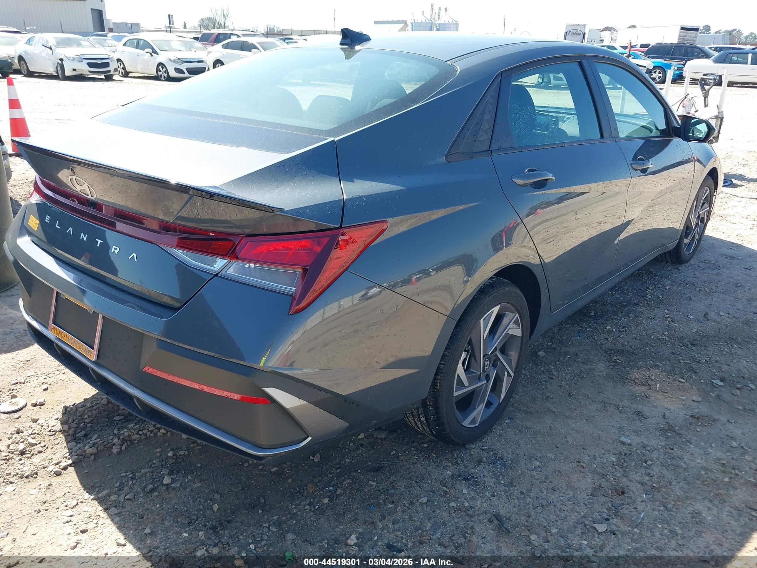 HYUNDAI ELANTRA image 4