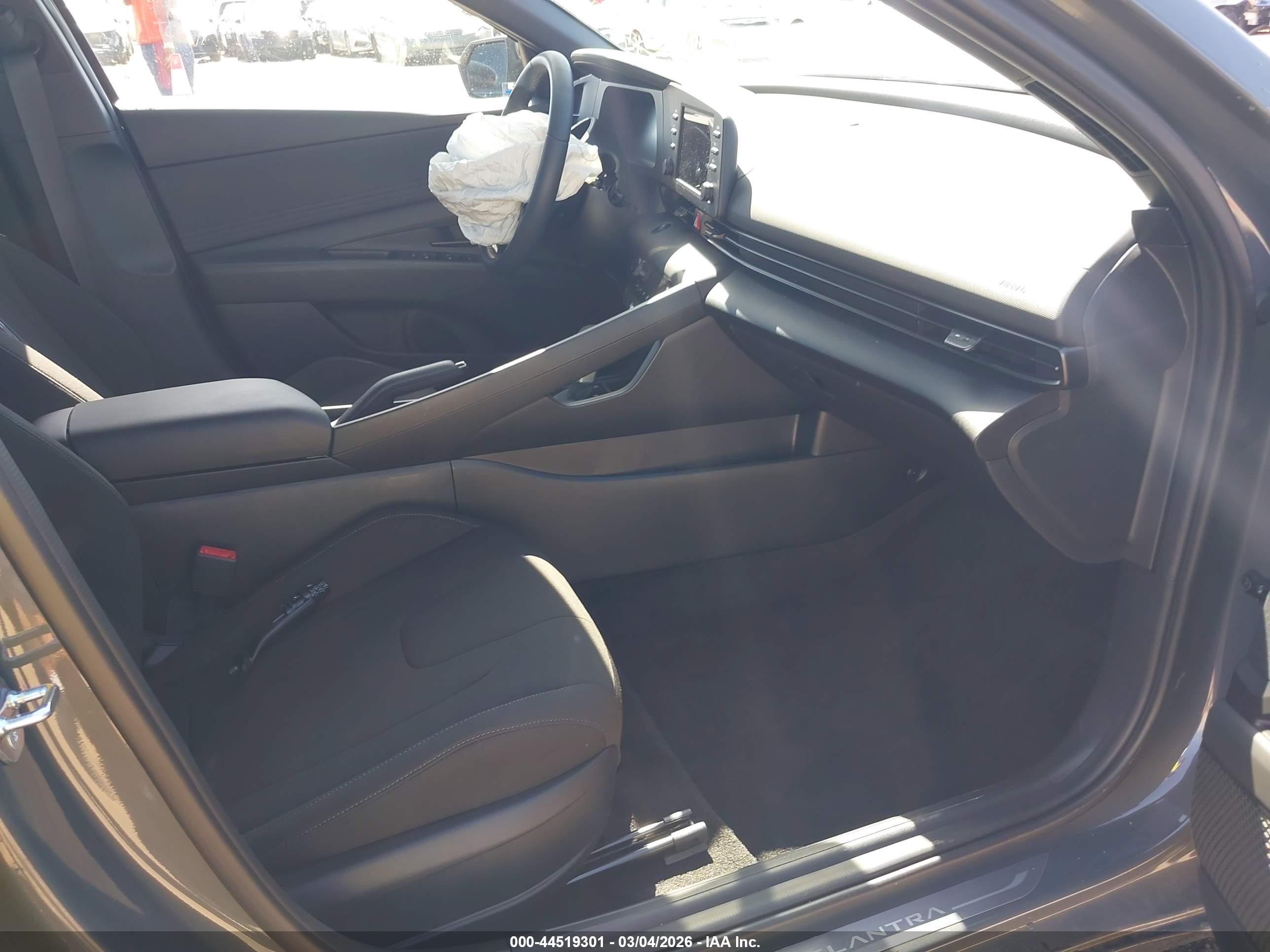 HYUNDAI ELANTRA image 5
